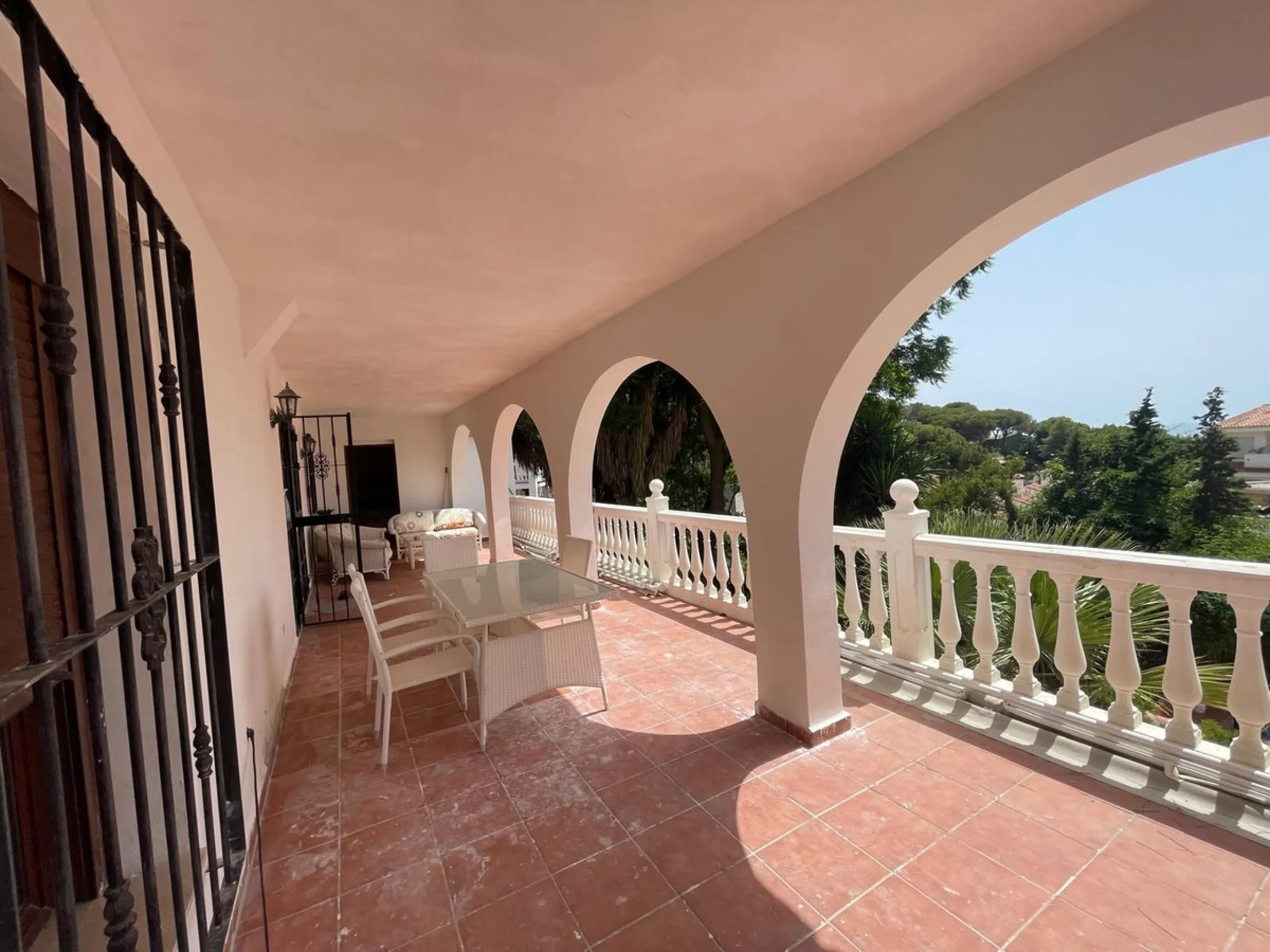 House - Detached Villa в продаже в Benalmadena, Málaga. В доме 3 спален и 2 ванных комнат. Площадь дома 126 м². Площадь участка 831 м²