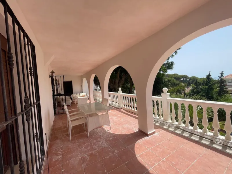 House - Detached Villa в продаже в Benalmadena, Málaga. В доме 3 спален и 2 ванных комнат. Площадь дома 126 м². Площадь участка 831 м²
