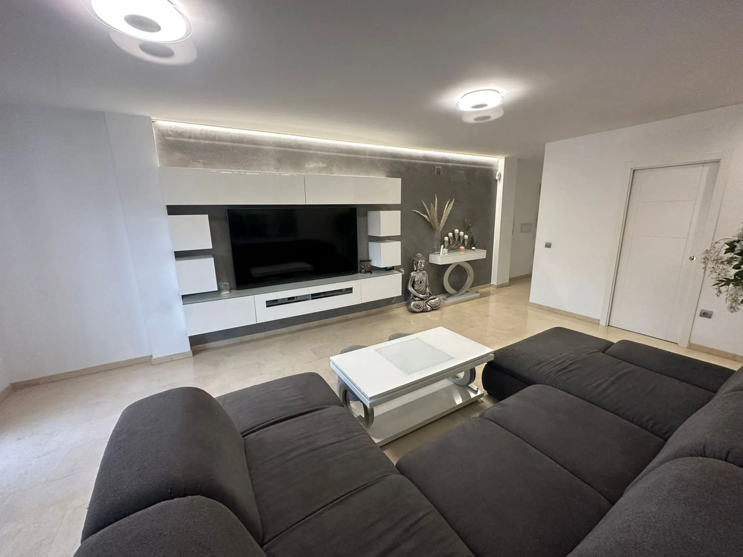 Nueva Andalucía, within the heart of the golf valley, this spacious three bedroom apartment is within walking distance to many local amenities and restaurants and just a short drive to Puerto Banus marina with its many designer shops and restaurants and a