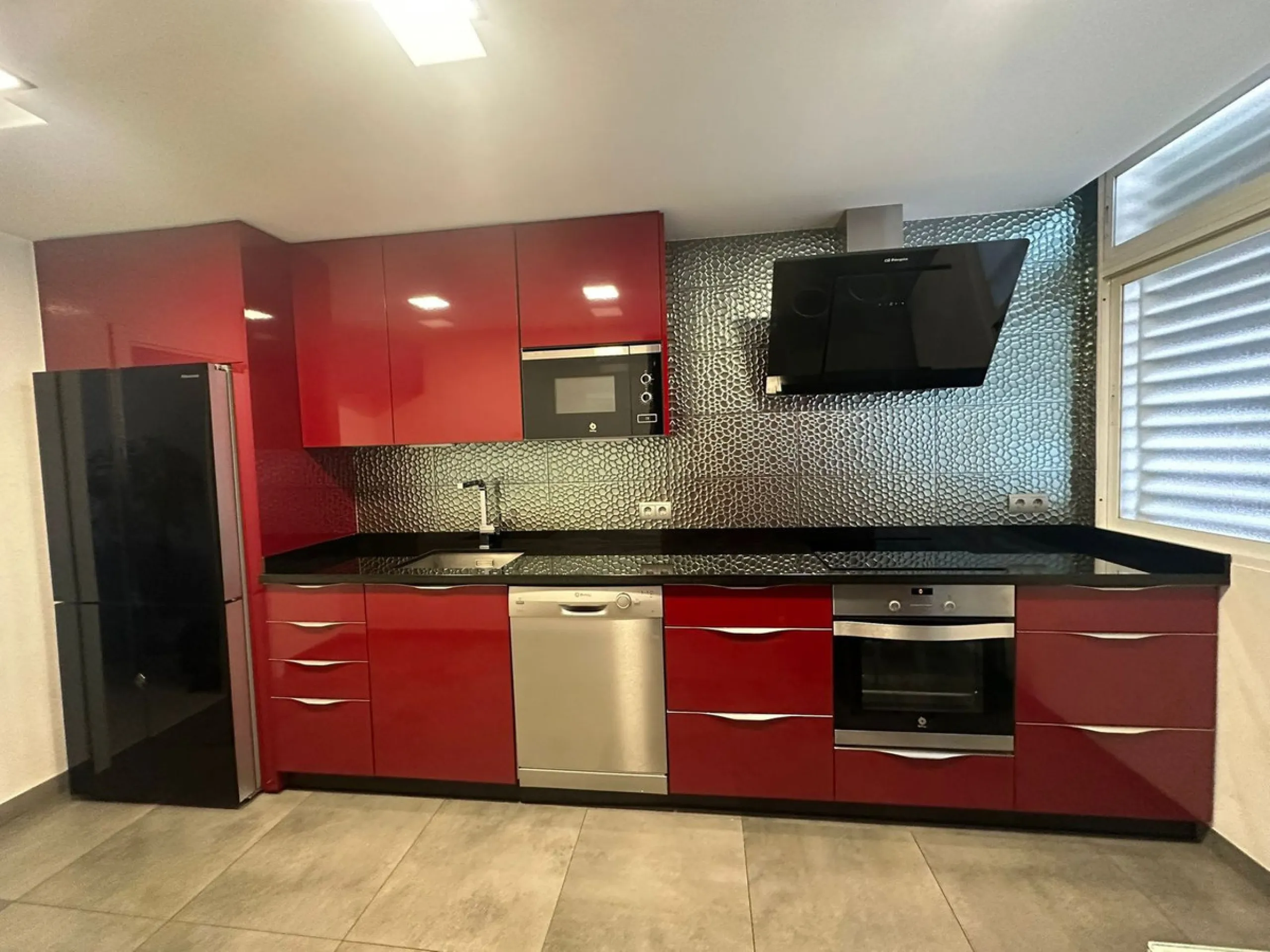 Nueva Andalucía, within the heart of the golf valley, this spacious three bedroom apartment is within walking distance to many local amenities and restaurants and just a short drive to Puerto Banus marina with its many designer shops and restaurants and a