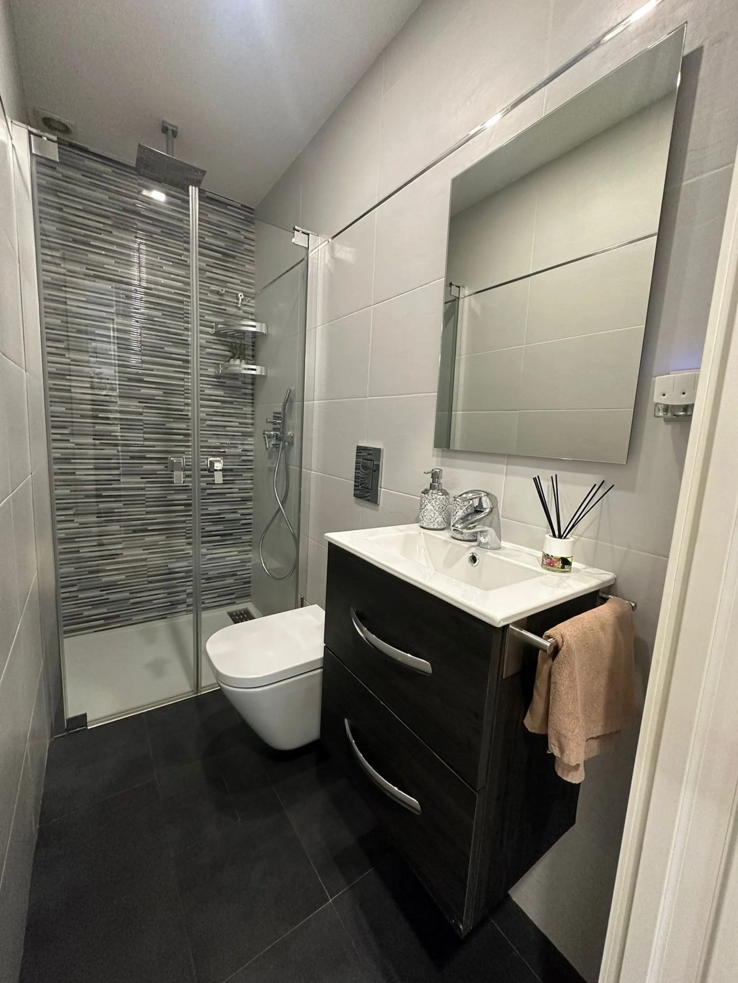 Nueva Andalucía, within the heart of the golf valley, this spacious three bedroom apartment is within walking distance to many local amenities and restaurants and just a short drive to Puerto Banus marina with its many designer shops and restaurants and a