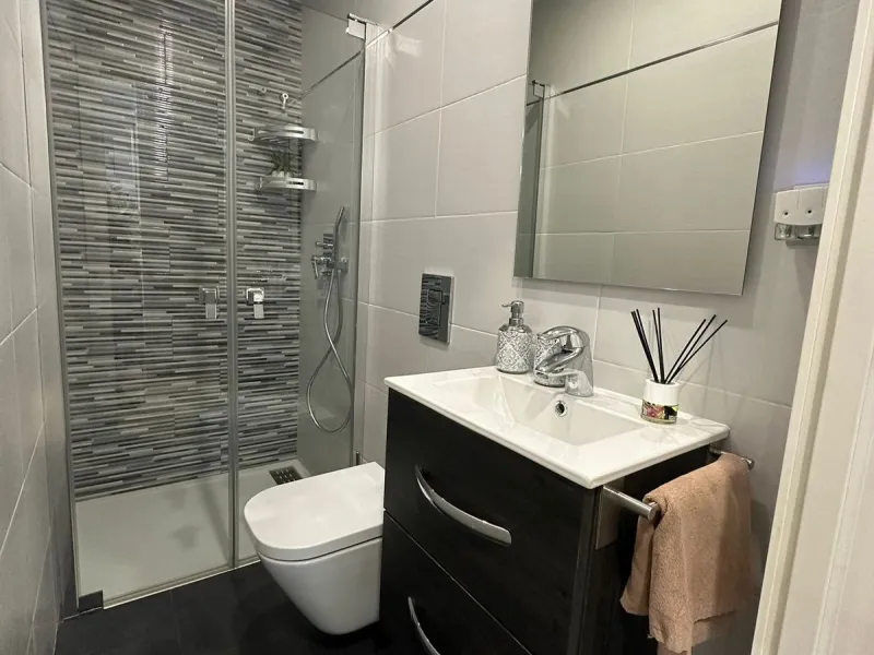 Nueva Andalucía, within the heart of the golf valley, this spacious three bedroom apartment is within walking distance to many local amenities and restaurants and just a short drive to Puerto Banus marina with its many designer shops and restaurants and a