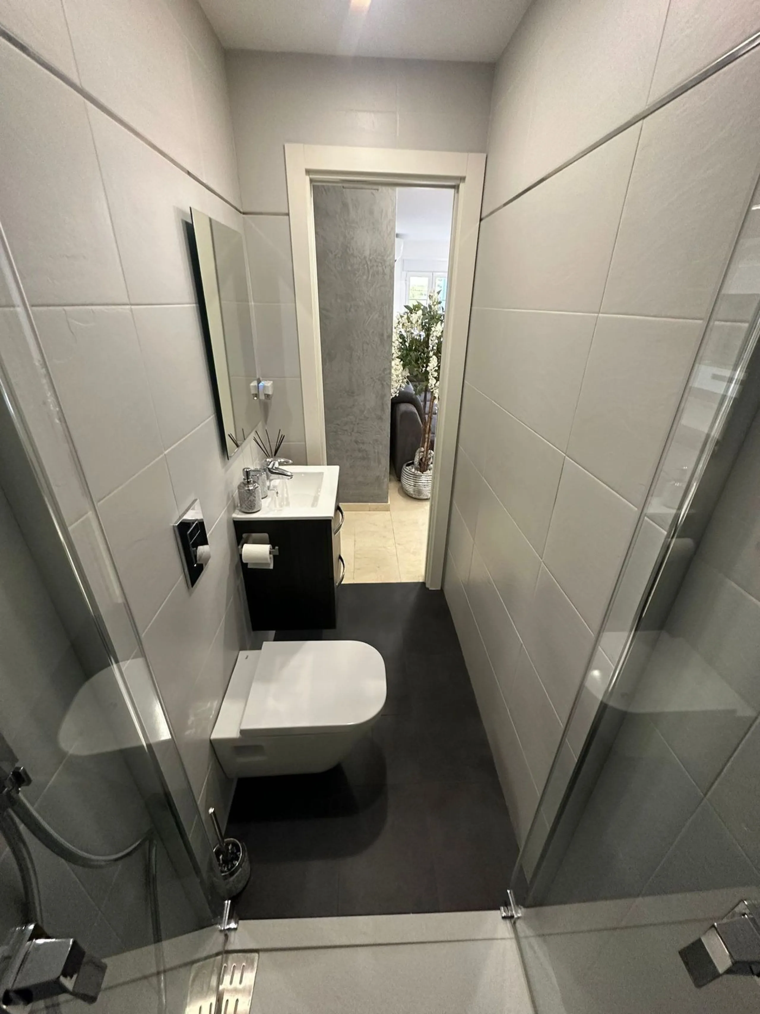 Nueva Andalucía, within the heart of the golf valley, this spacious three bedroom apartment is within walking distance to many local amenities and restaurants and just a short drive to Puerto Banus marina with its many designer shops and restaurants and a
