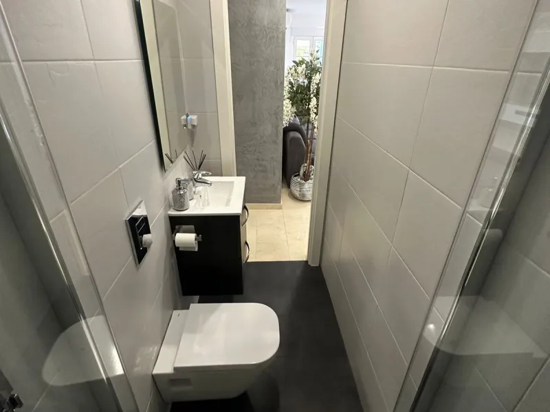 Nueva Andalucía, within the heart of the golf valley, this spacious three bedroom apartment is within walking distance to many local amenities and restaurants and just a short drive to Puerto Banus marina with its many designer shops and restaurants and a