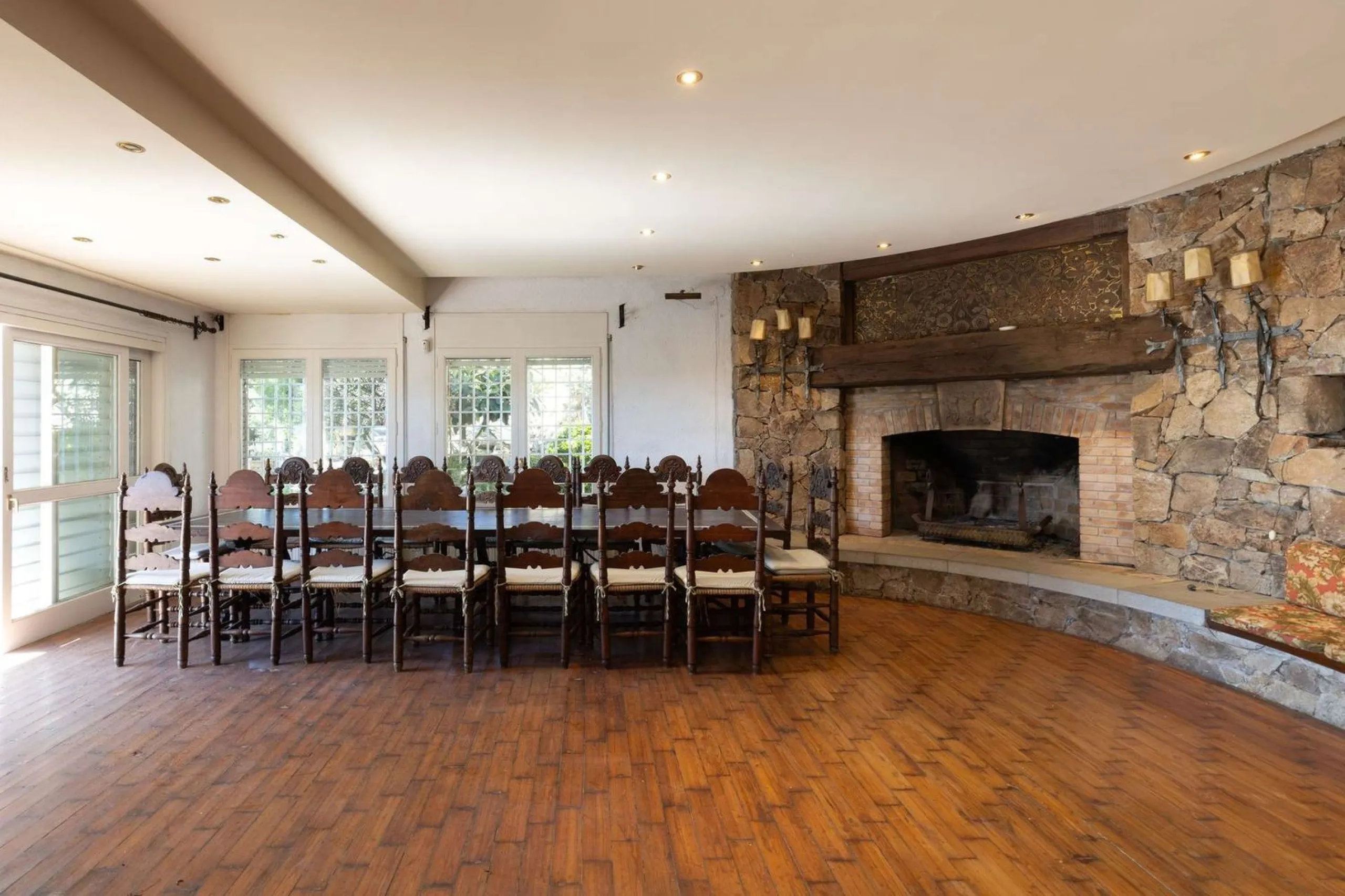 Exclusiva finca con tres viviendas, vistas al mar y gran parcela en Cabrera de Mar