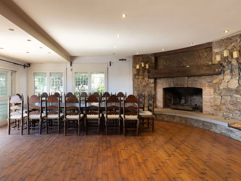 Exclusiva finca con tres viviendas, vistas al mar y gran parcela en Cabrera de Mar