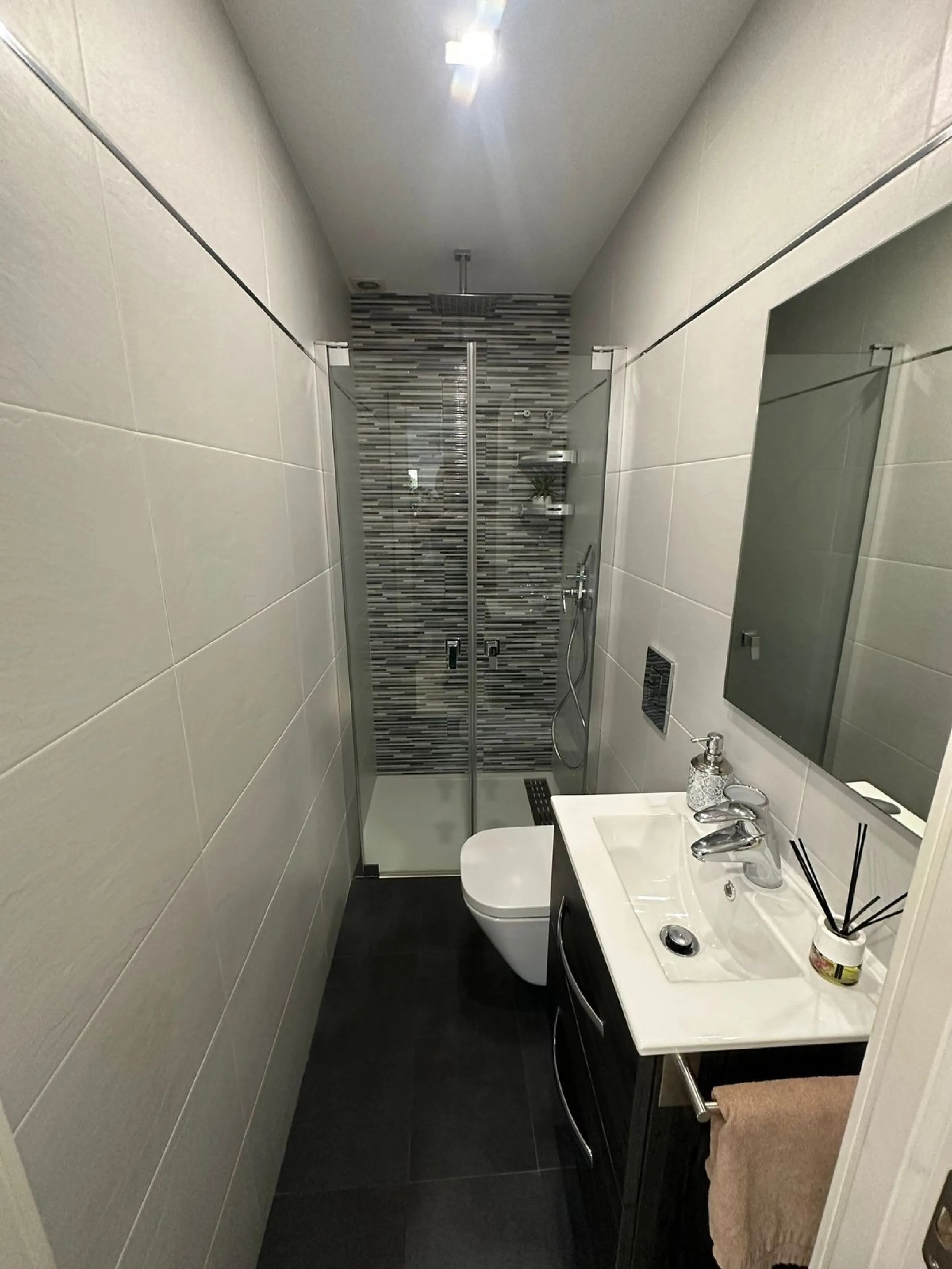 Nueva Andalucía, within the heart of the golf valley, this spacious three bedroom apartment is within walking distance to many local amenities and restaurants and just a short drive to Puerto Banus marina with its many designer shops and restaurants and a