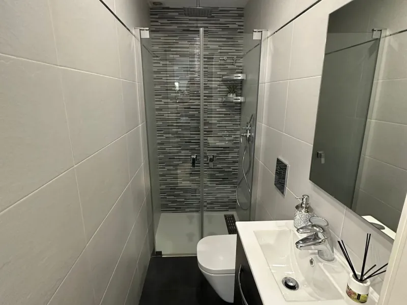 Nueva Andalucía, within the heart of the golf valley, this spacious three bedroom apartment is within walking distance to many local amenities and restaurants and just a short drive to Puerto Banus marina with its many designer shops and restaurants and a