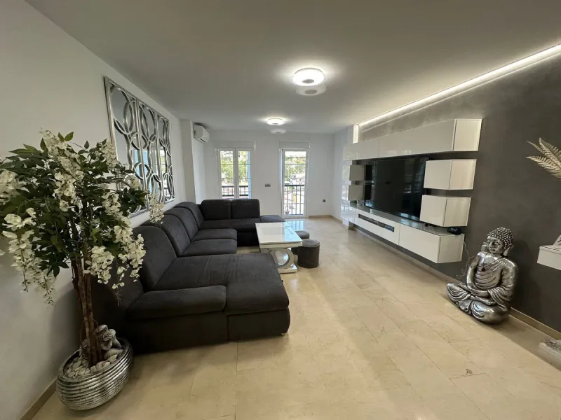 Nueva Andalucía, within the heart of the golf valley, this spacious three bedroom apartment is within walking distance to many local amenities and restaurants and just a short drive to Puerto Banus marina with its many designer shops and restaurants and a
