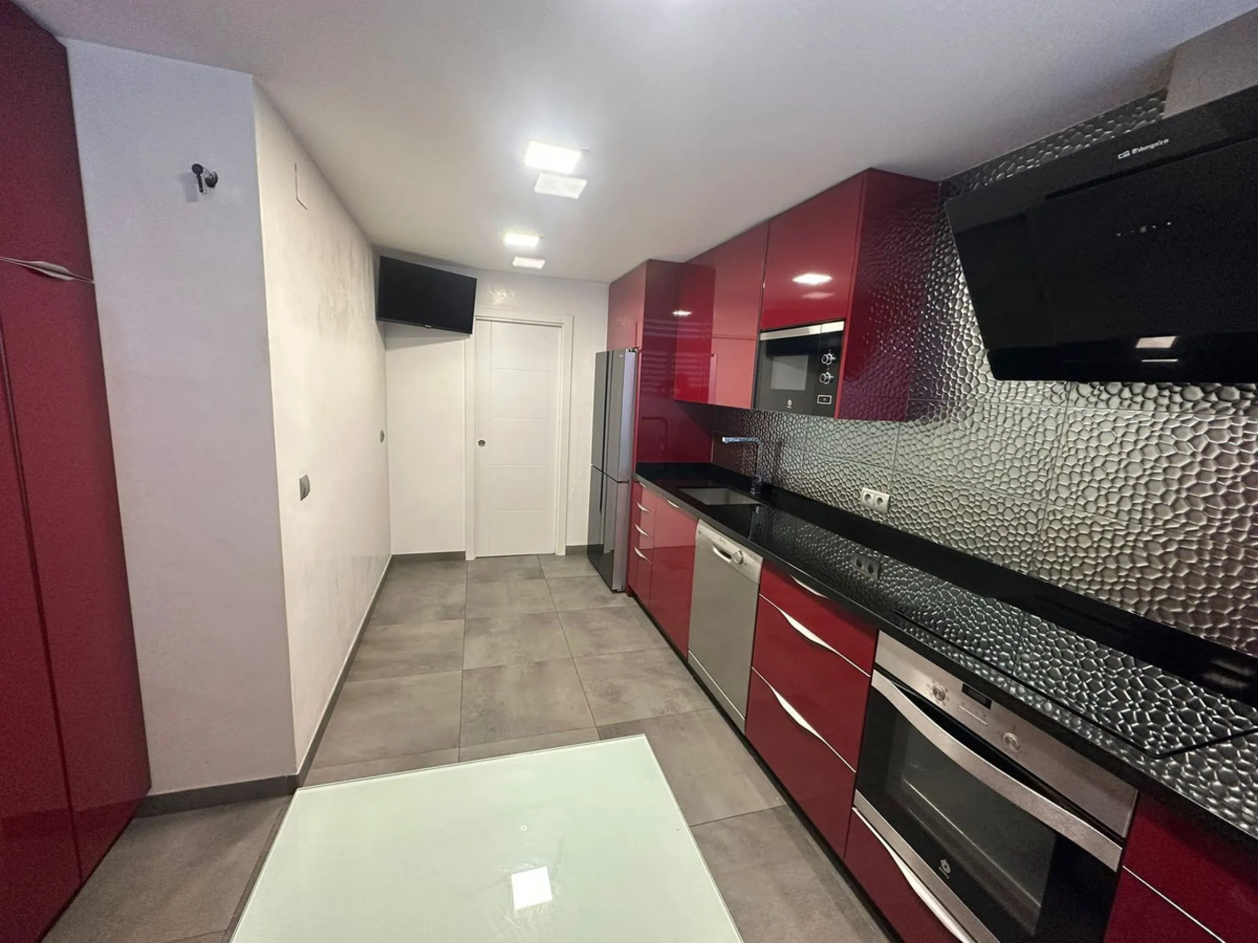 Nueva Andalucía, within the heart of the golf valley, this spacious three bedroom apartment is within walking distance to many local amenities and restaurants and just a short drive to Puerto Banus marina with its many designer shops and restaurants and a