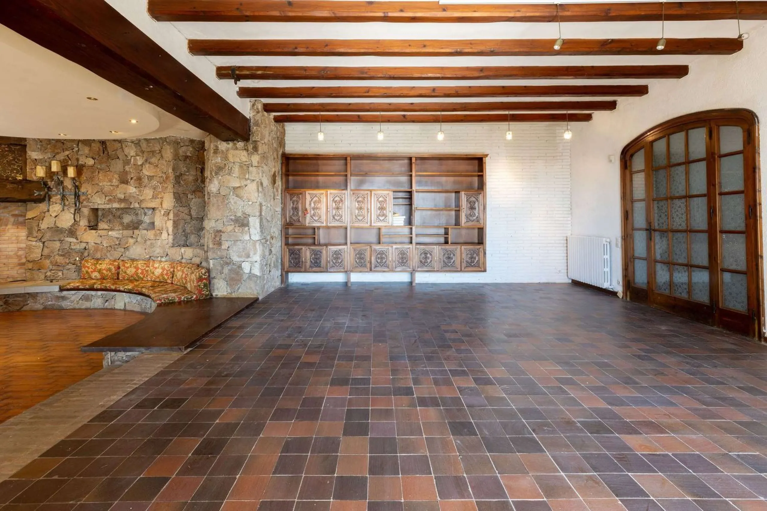 Exclusiva finca con tres viviendas, vistas al mar y gran parcela en Cabrera de Mar