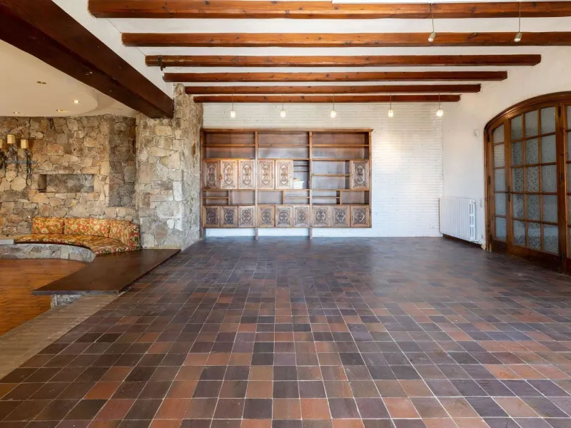 Exclusiva finca con tres viviendas, vistas al mar y gran parcela en Cabrera de Mar