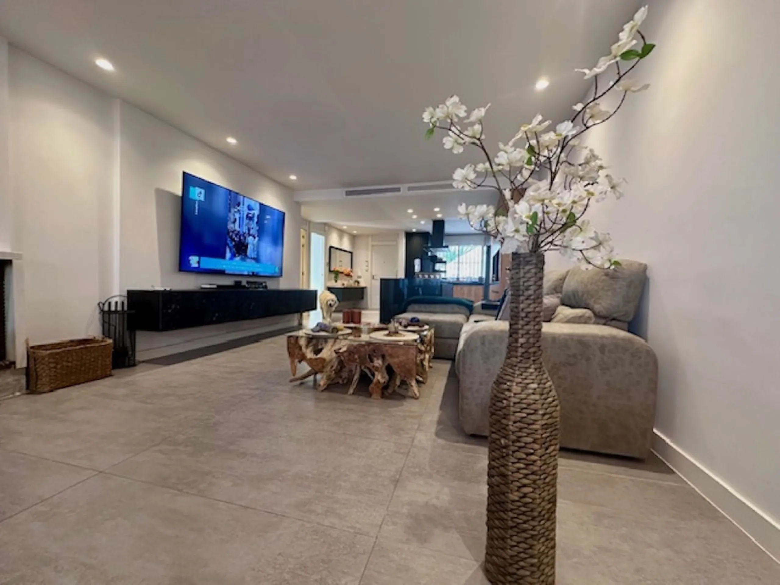 MODERN GROUND FLOOR APARTMENT - FULLY RENOVATED AND WITH PRIVATE POOL