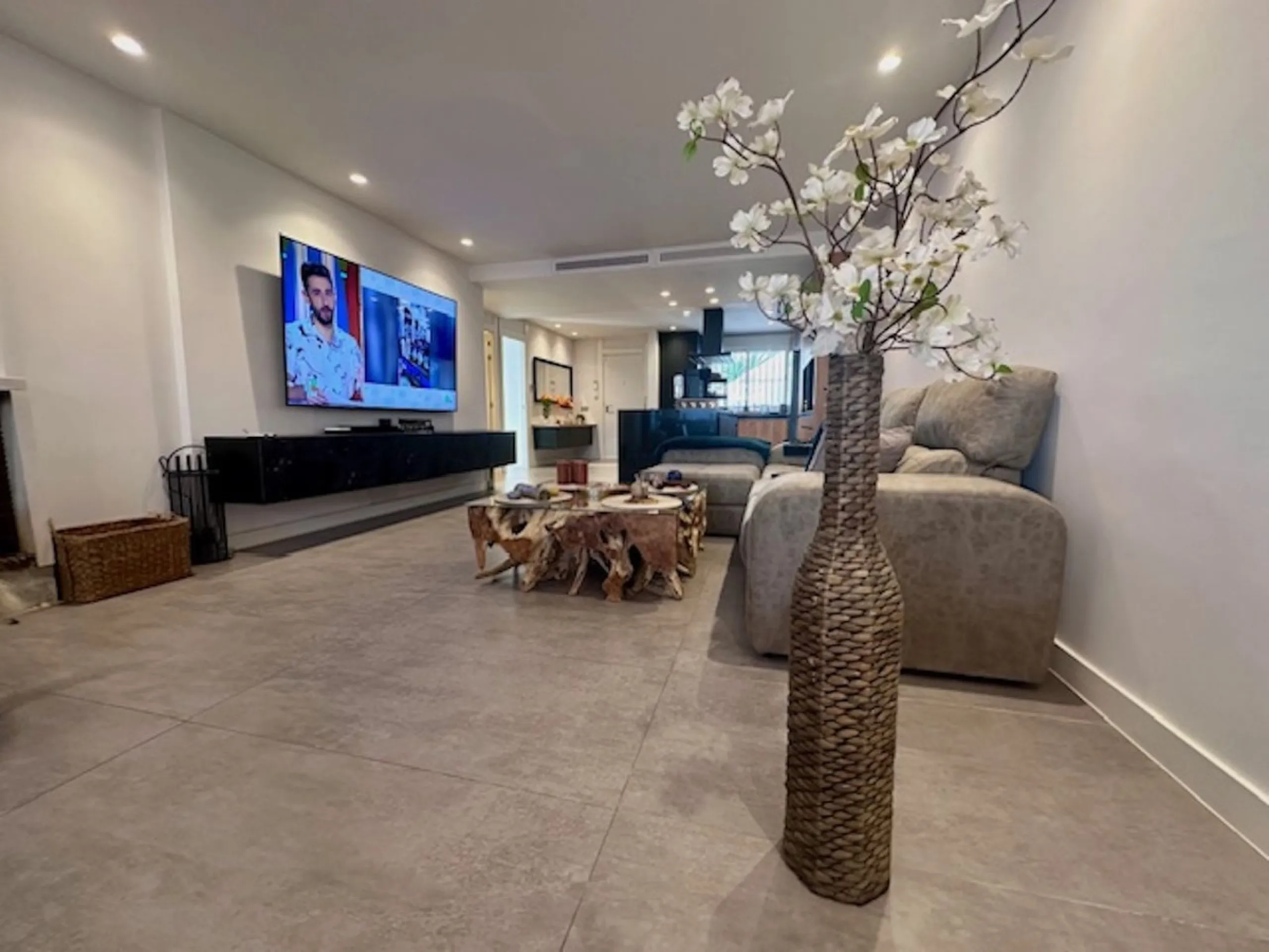 MODERN GROUND FLOOR APARTMENT - FULLY RENOVATED AND WITH PRIVATE POOL