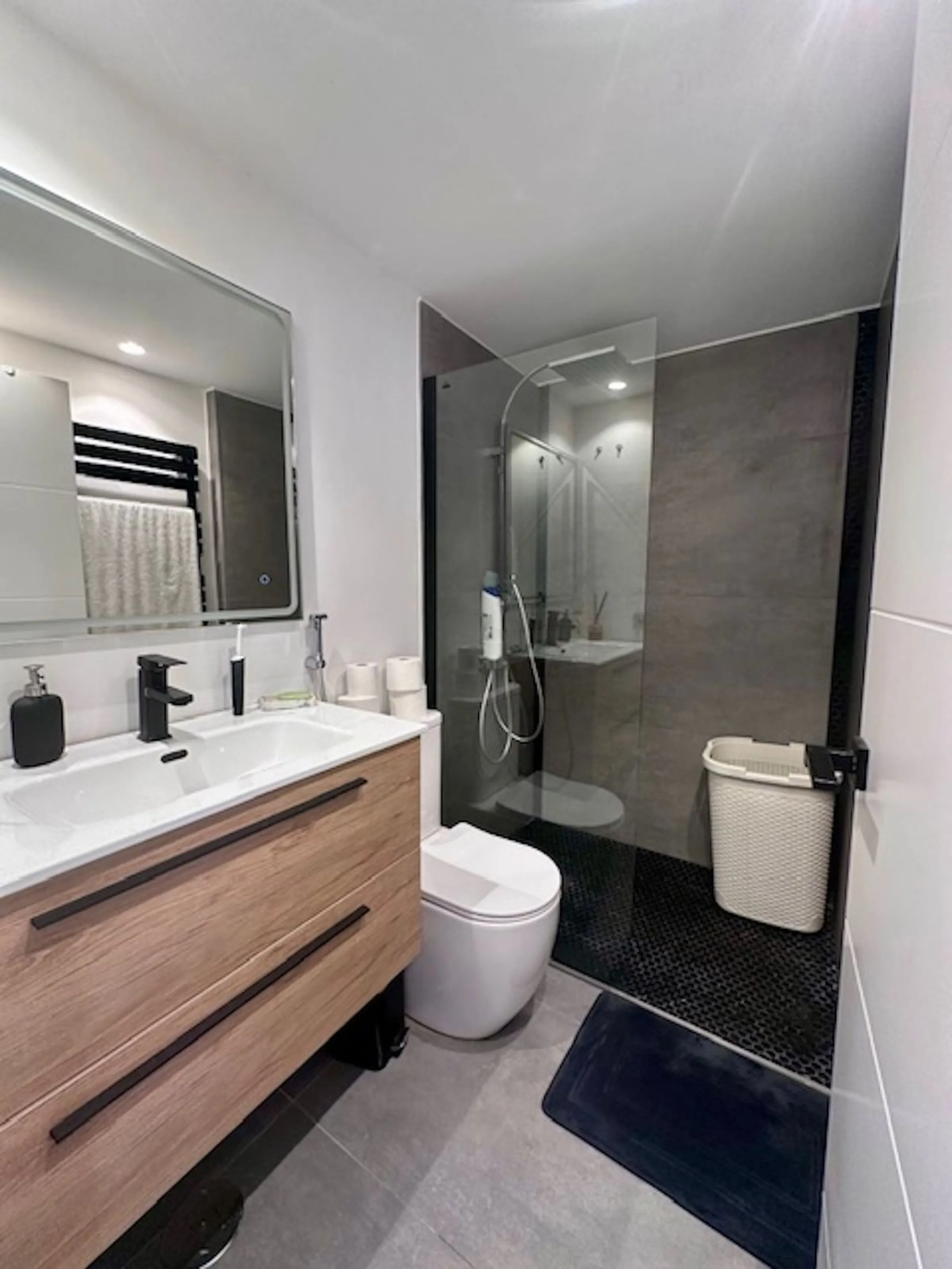 MODERN GROUND FLOOR APARTMENT - FULLY RENOVATED AND WITH PRIVATE POOL