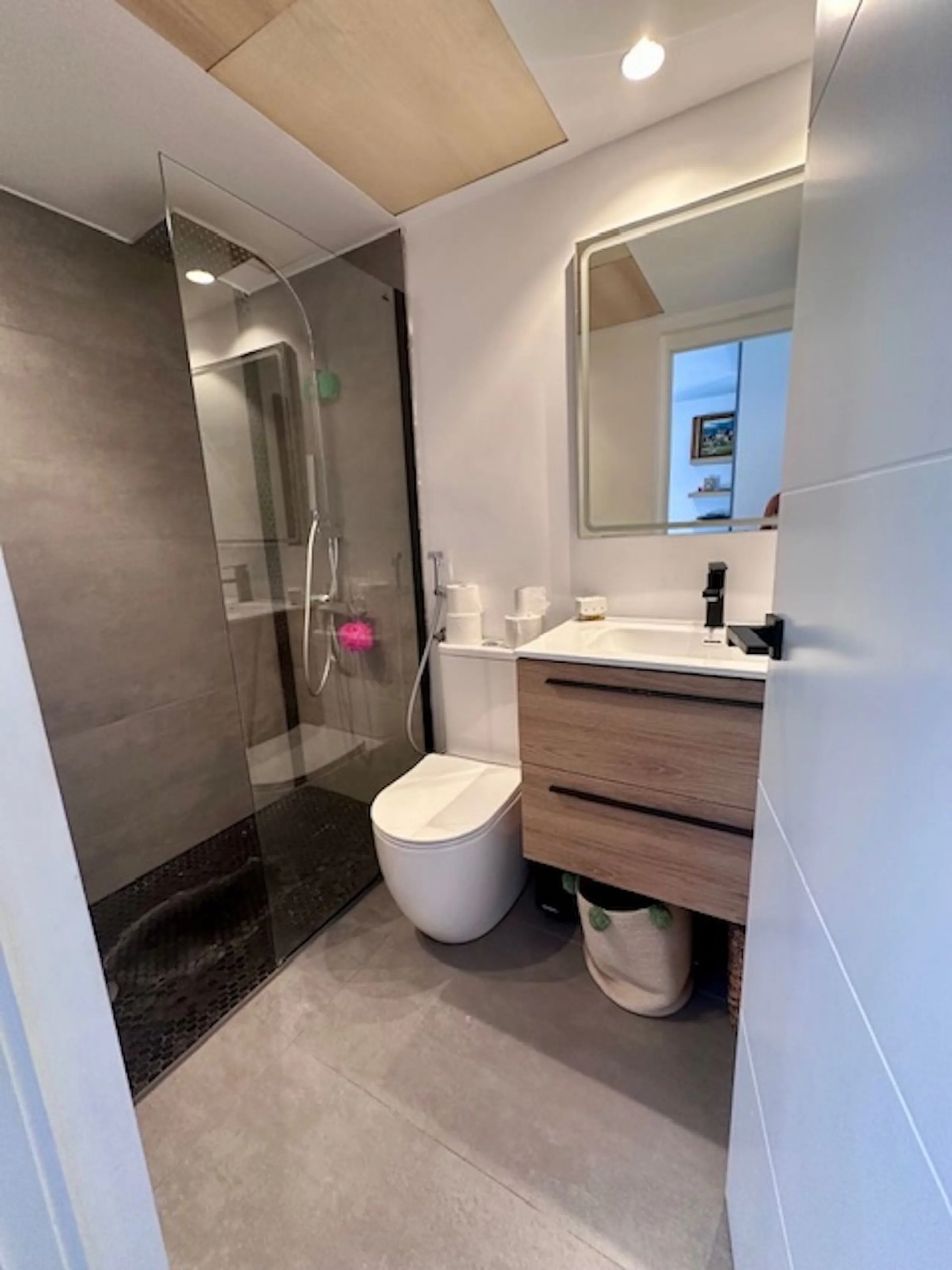 MODERN GROUND FLOOR APARTMENT - FULLY RENOVATED AND WITH PRIVATE POOL