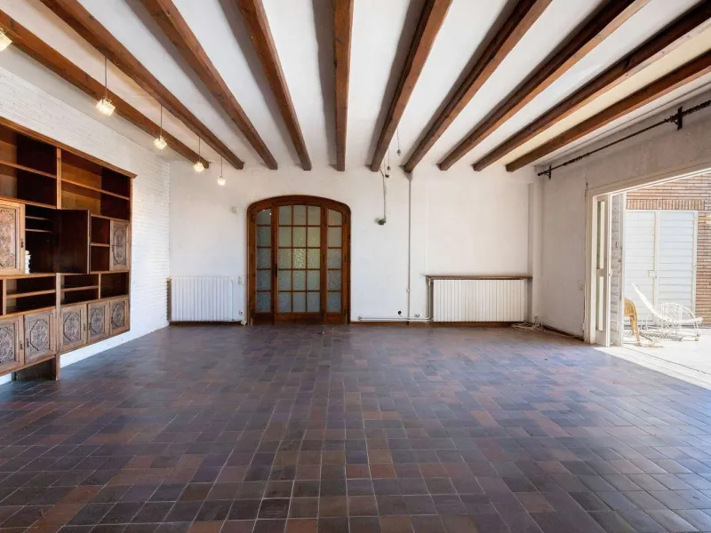Exclusiva finca con tres viviendas, vistas al mar y gran parcela en Cabrera de Mar