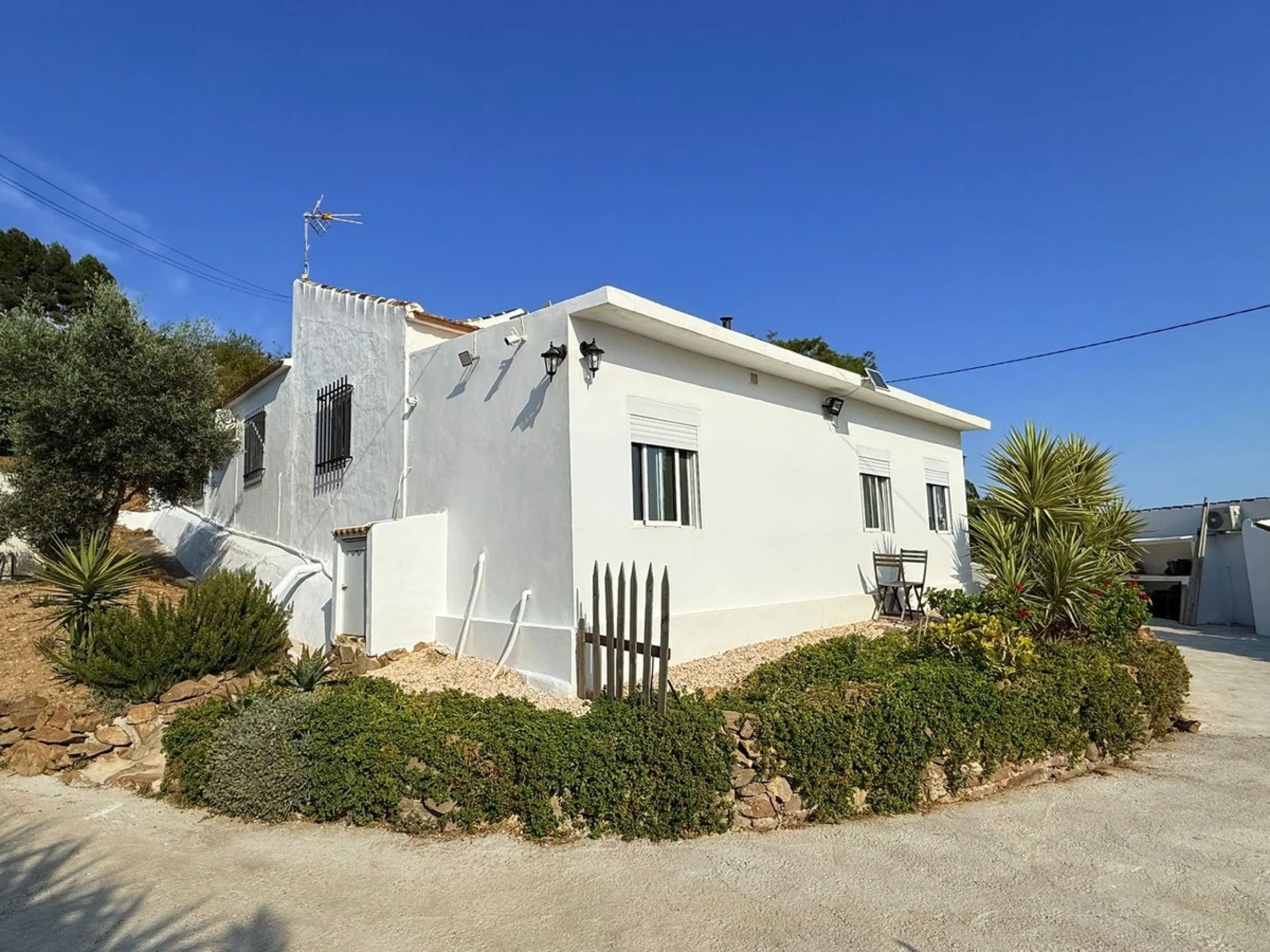 SPECTACULAR ESTATE WITH THREE INDEPENDENT HOUSES AND A STUDIO ON MORE THAN 6,000 m² OF FENCED LAND