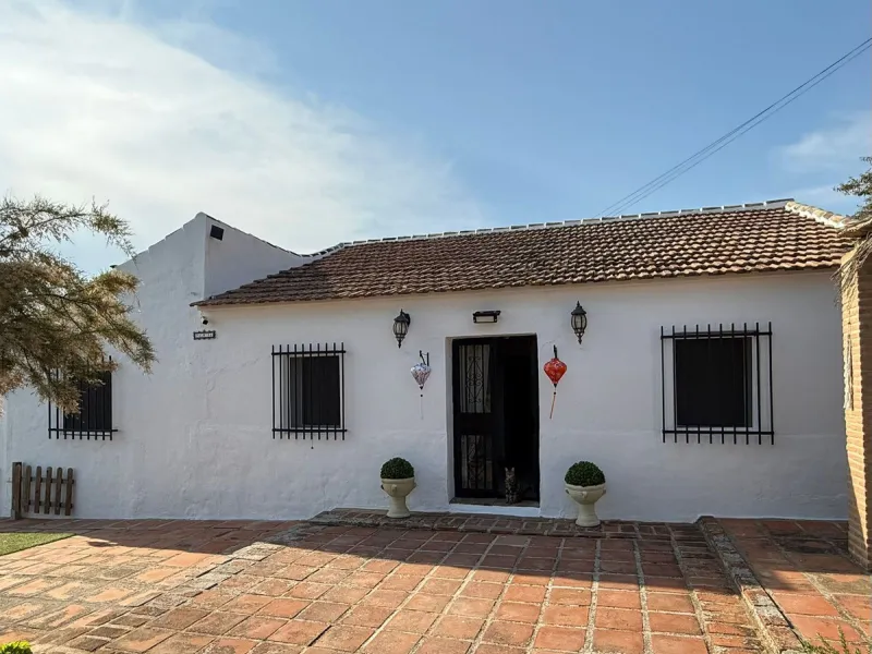 SPECTACULAR ESTATE WITH THREE INDEPENDENT HOUSES AND A STUDIO ON MORE THAN 6,000 m² OF FENCED LAND