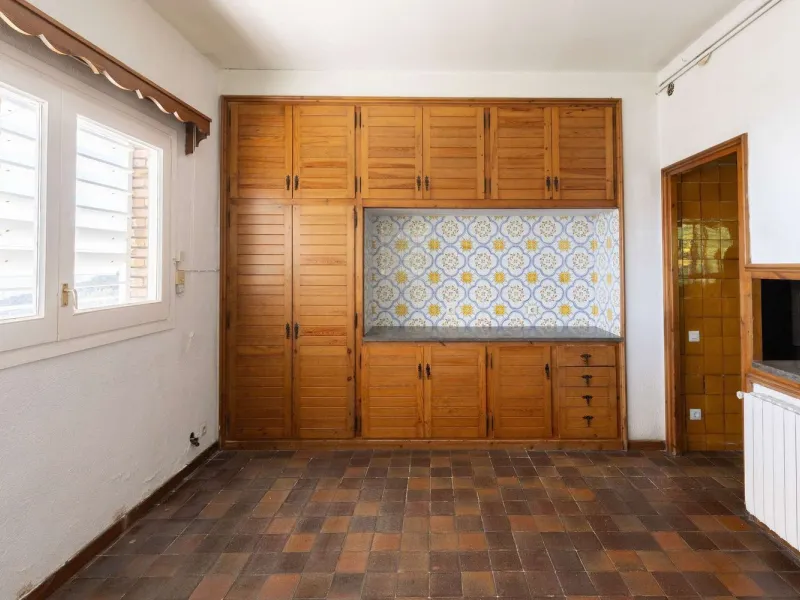 Exclusiva finca con tres viviendas, vistas al mar y gran parcela en Cabrera de Mar