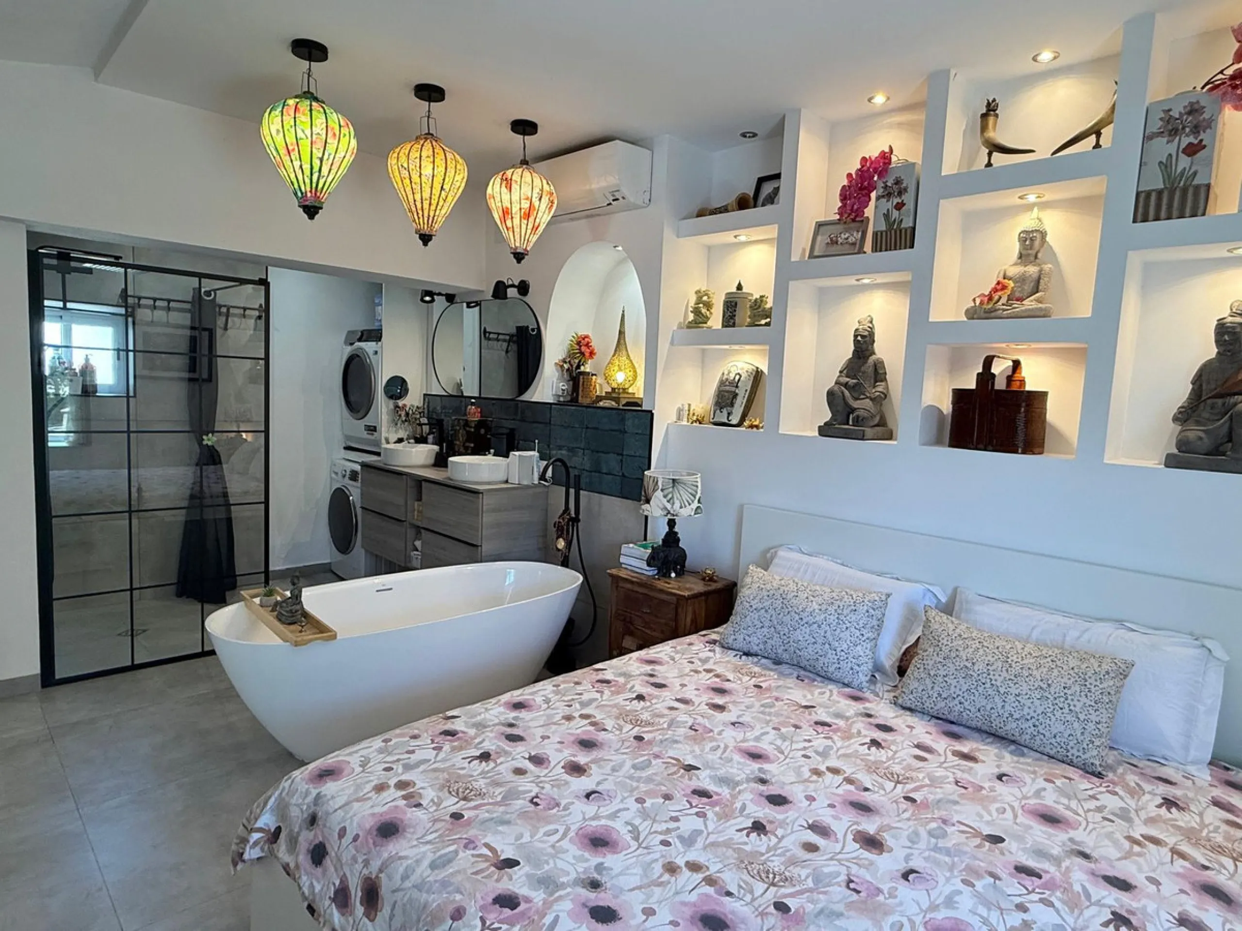 SPECTACULAR ESTATE WITH THREE INDEPENDENT HOUSES AND A STUDIO ON MORE THAN 6,000 m² OF FENCED LAND