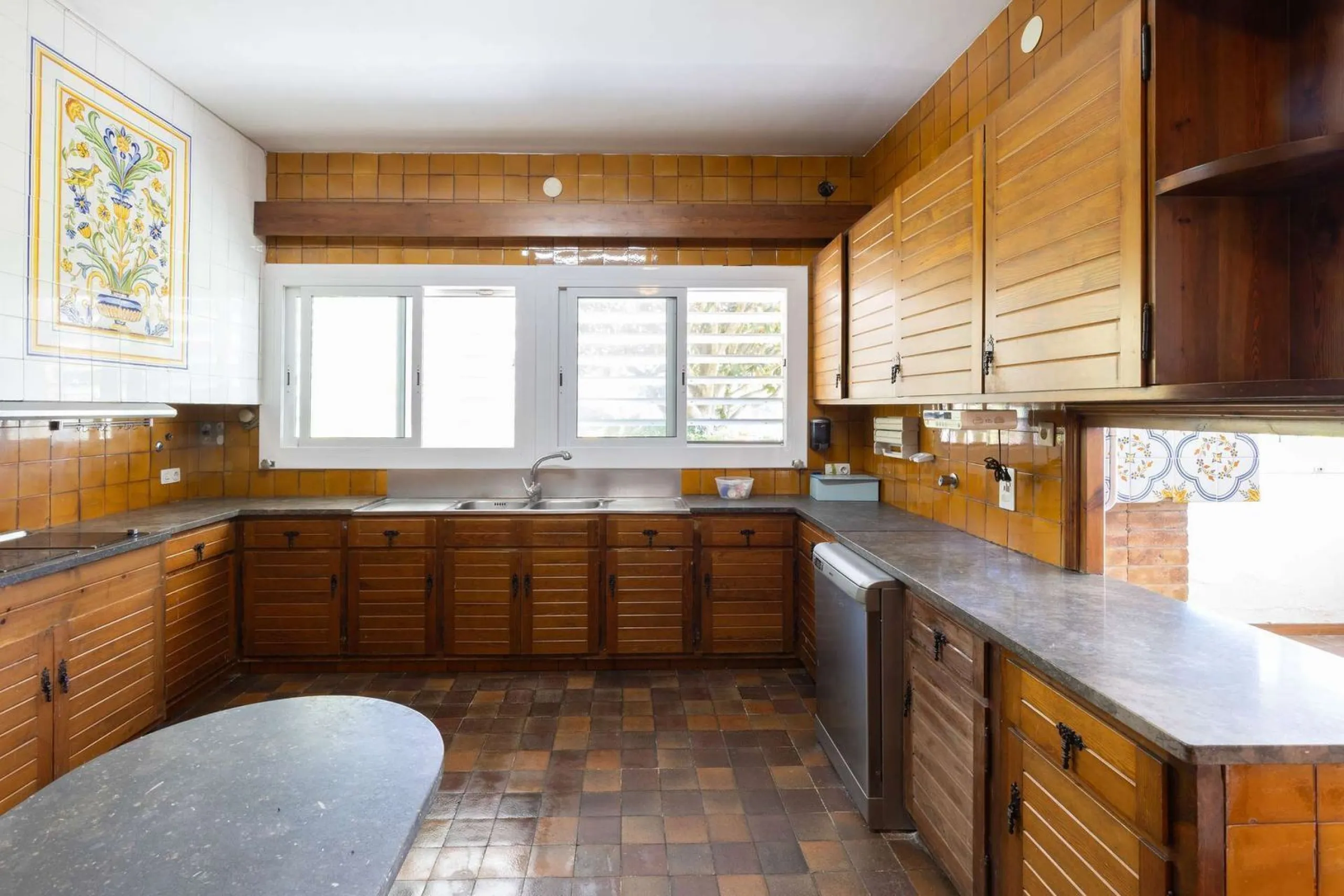 Exclusiva finca con tres viviendas, vistas al mar y gran parcela en Cabrera de Mar