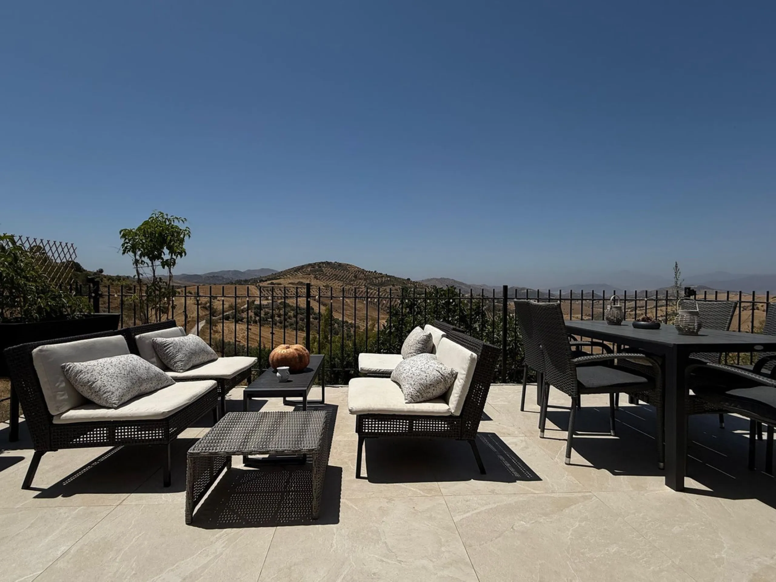 SPECTACULAR ESTATE WITH THREE INDEPENDENT HOUSES AND A STUDIO ON MORE THAN 6,000 m² OF FENCED LAND