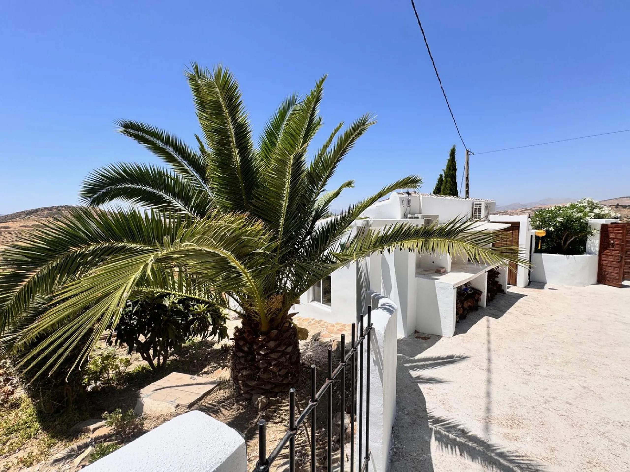 SPECTACULAR ESTATE WITH THREE INDEPENDENT HOUSES AND A STUDIO ON MORE THAN 6,000 m² OF FENCED LAND