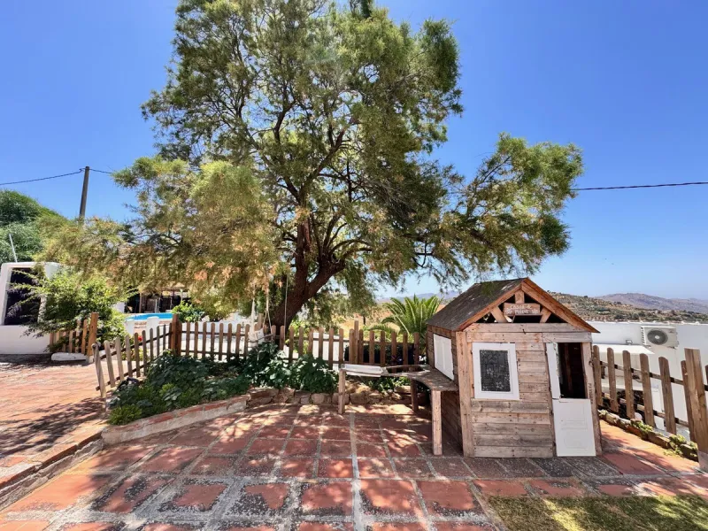 SPECTACULAR ESTATE WITH THREE INDEPENDENT HOUSES AND A STUDIO ON MORE THAN 6,000 m² OF FENCED LAND