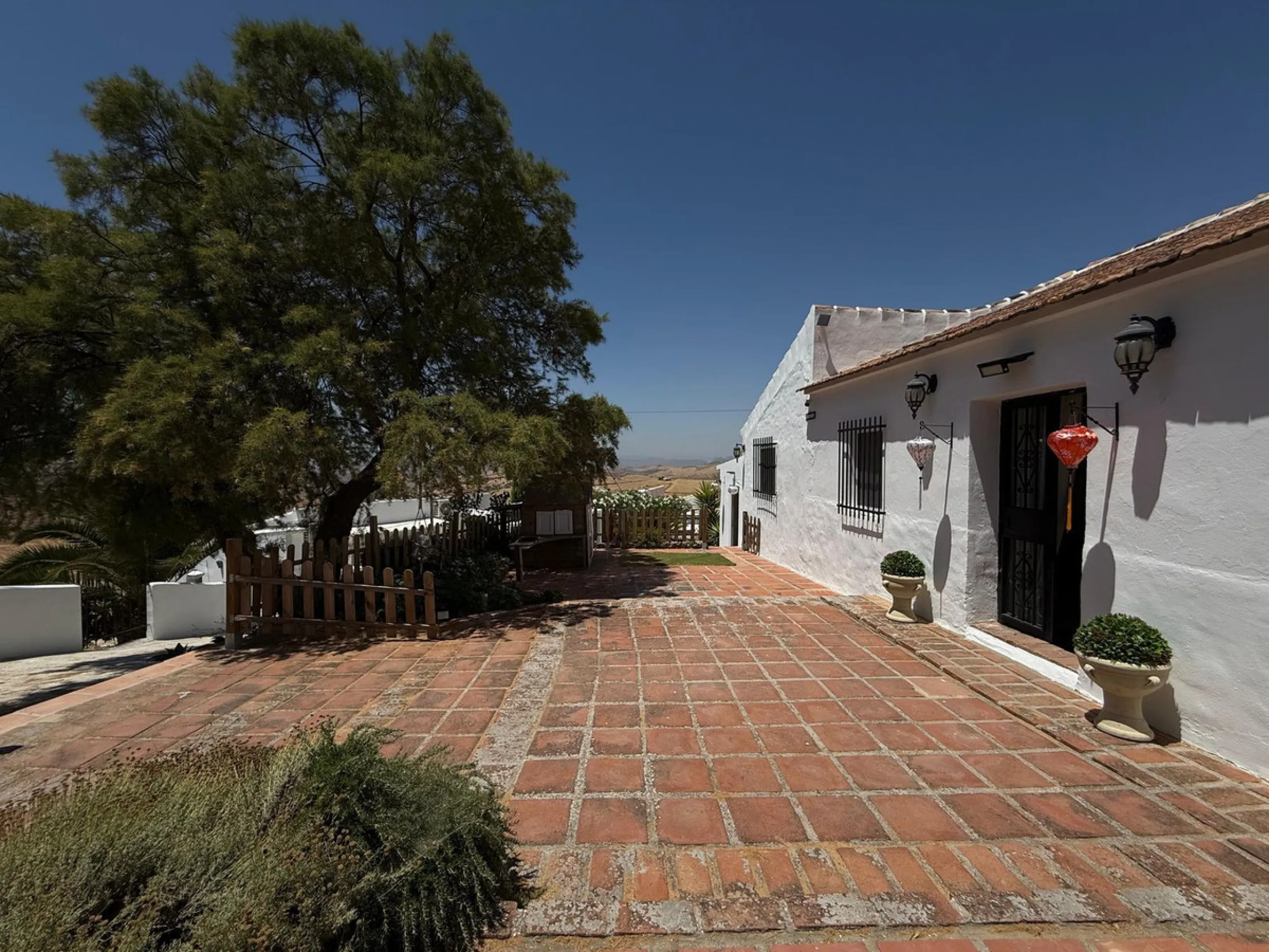 SPECTACULAR ESTATE WITH THREE INDEPENDENT HOUSES AND A STUDIO ON MORE THAN 6,000 m² OF FENCED LAND