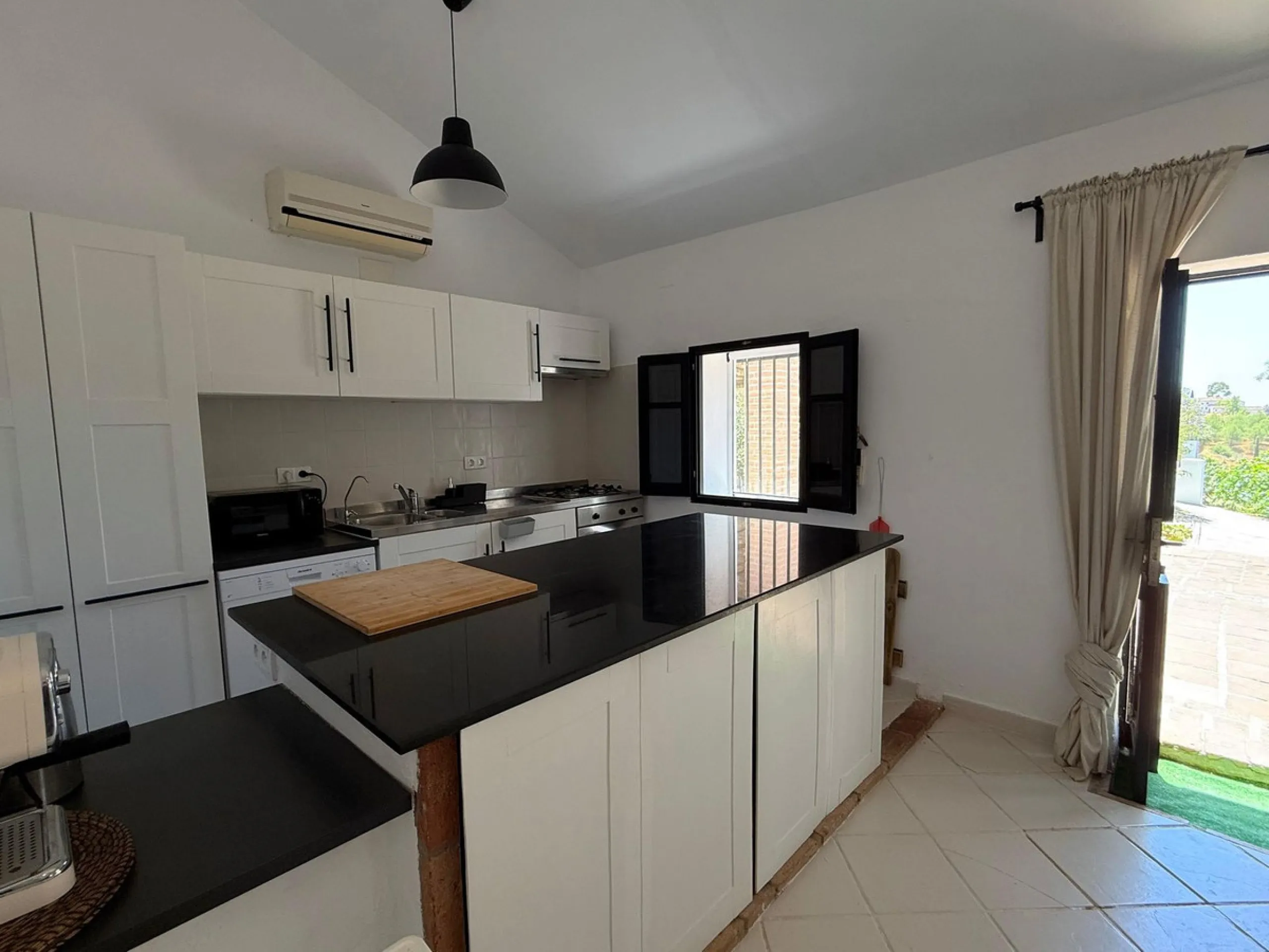 SPECTACULAR ESTATE WITH THREE INDEPENDENT HOUSES AND A STUDIO ON MORE THAN 6,000 m² OF FENCED LAND