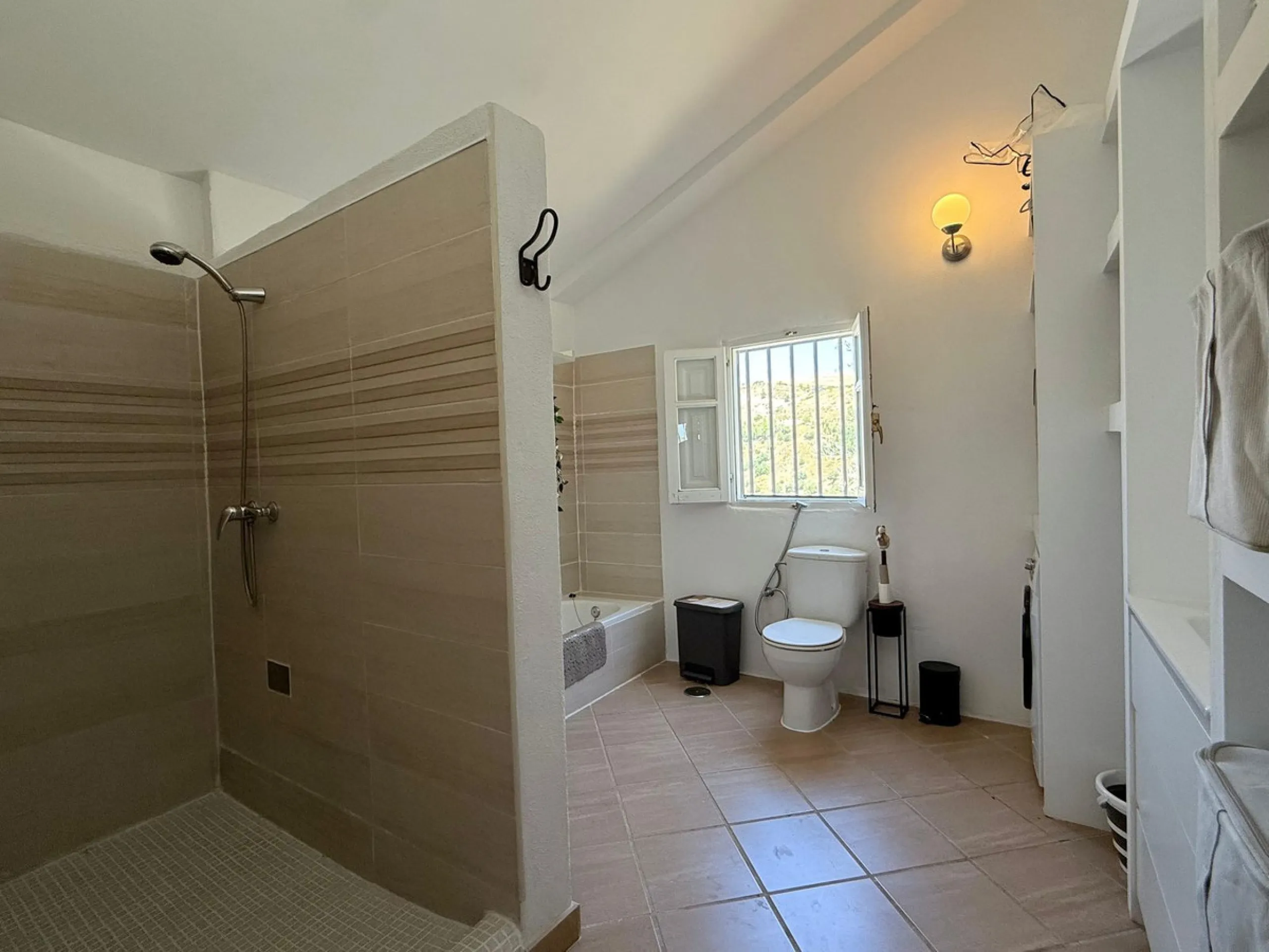 SPECTACULAR ESTATE WITH THREE INDEPENDENT HOUSES AND A STUDIO ON MORE THAN 6,000 m² OF FENCED LAND
