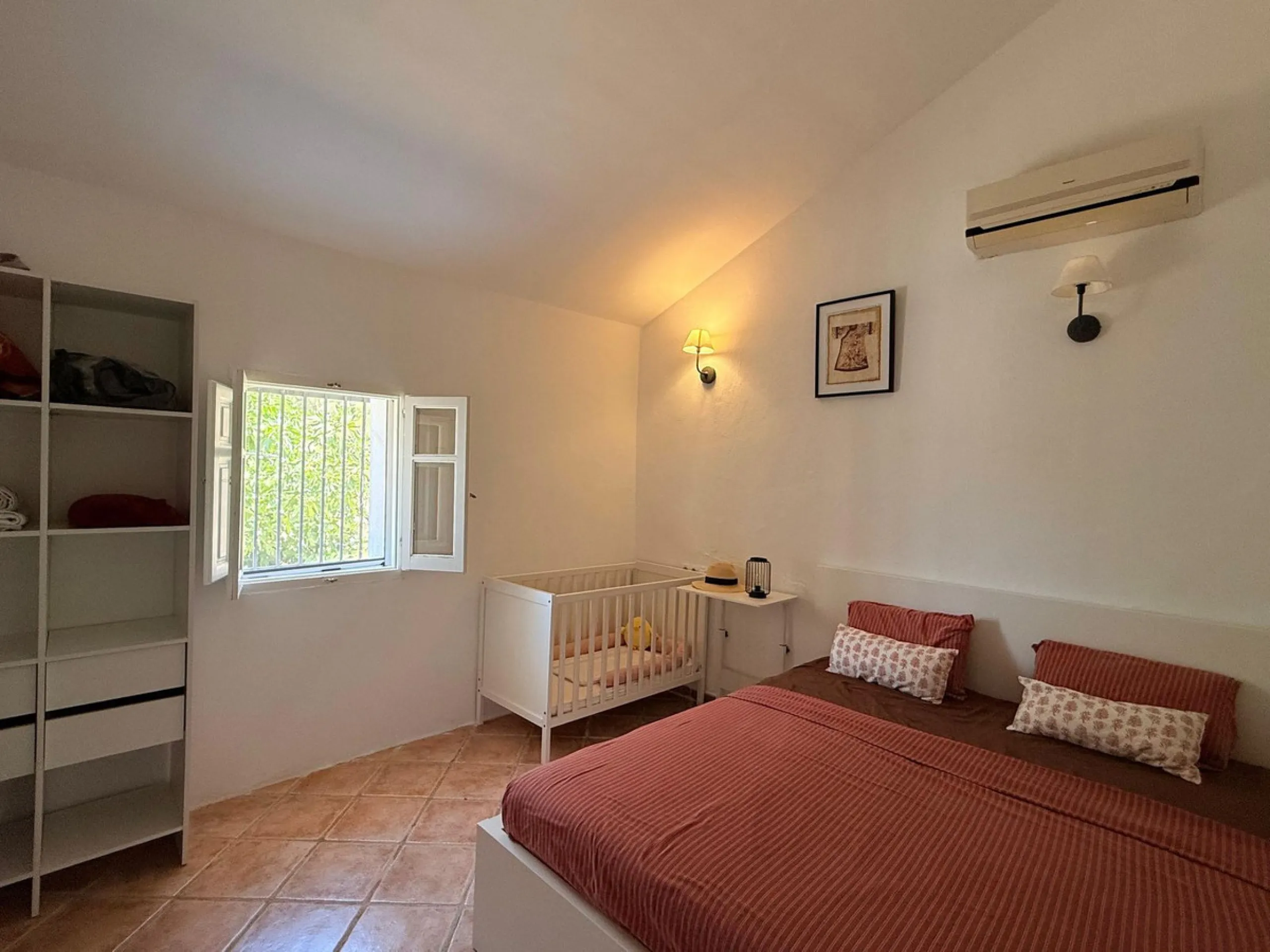 SPECTACULAR ESTATE WITH THREE INDEPENDENT HOUSES AND A STUDIO ON MORE THAN 6,000 m² OF FENCED LAND
