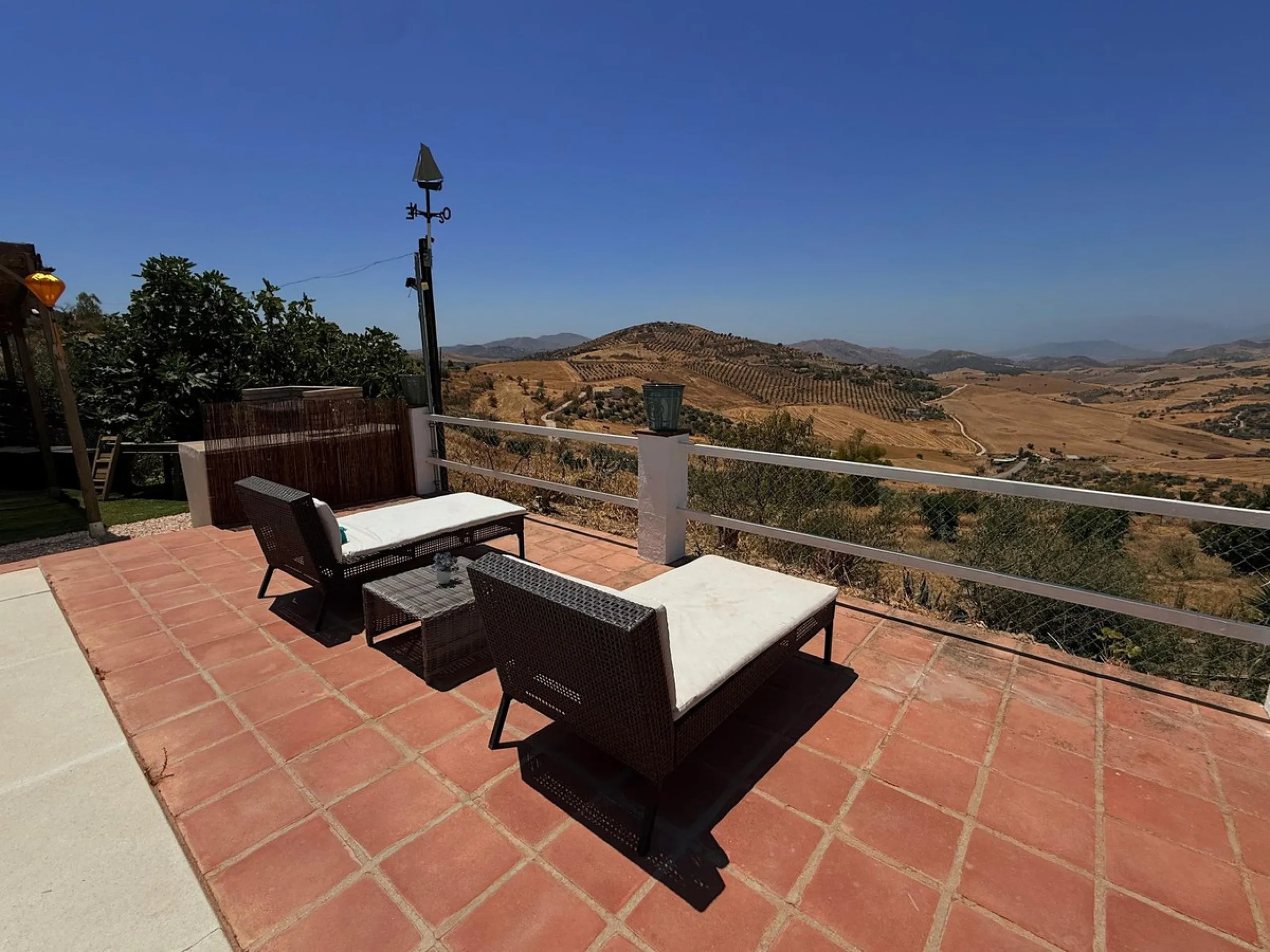 SPECTACULAR ESTATE WITH THREE INDEPENDENT HOUSES AND A STUDIO ON MORE THAN 6,000 m² OF FENCED LAND