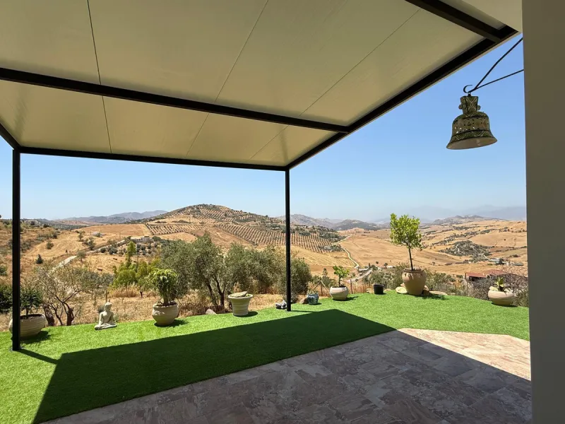 SPECTACULAR ESTATE WITH THREE INDEPENDENT HOUSES AND A STUDIO ON MORE THAN 6,000 m² OF FENCED LAND