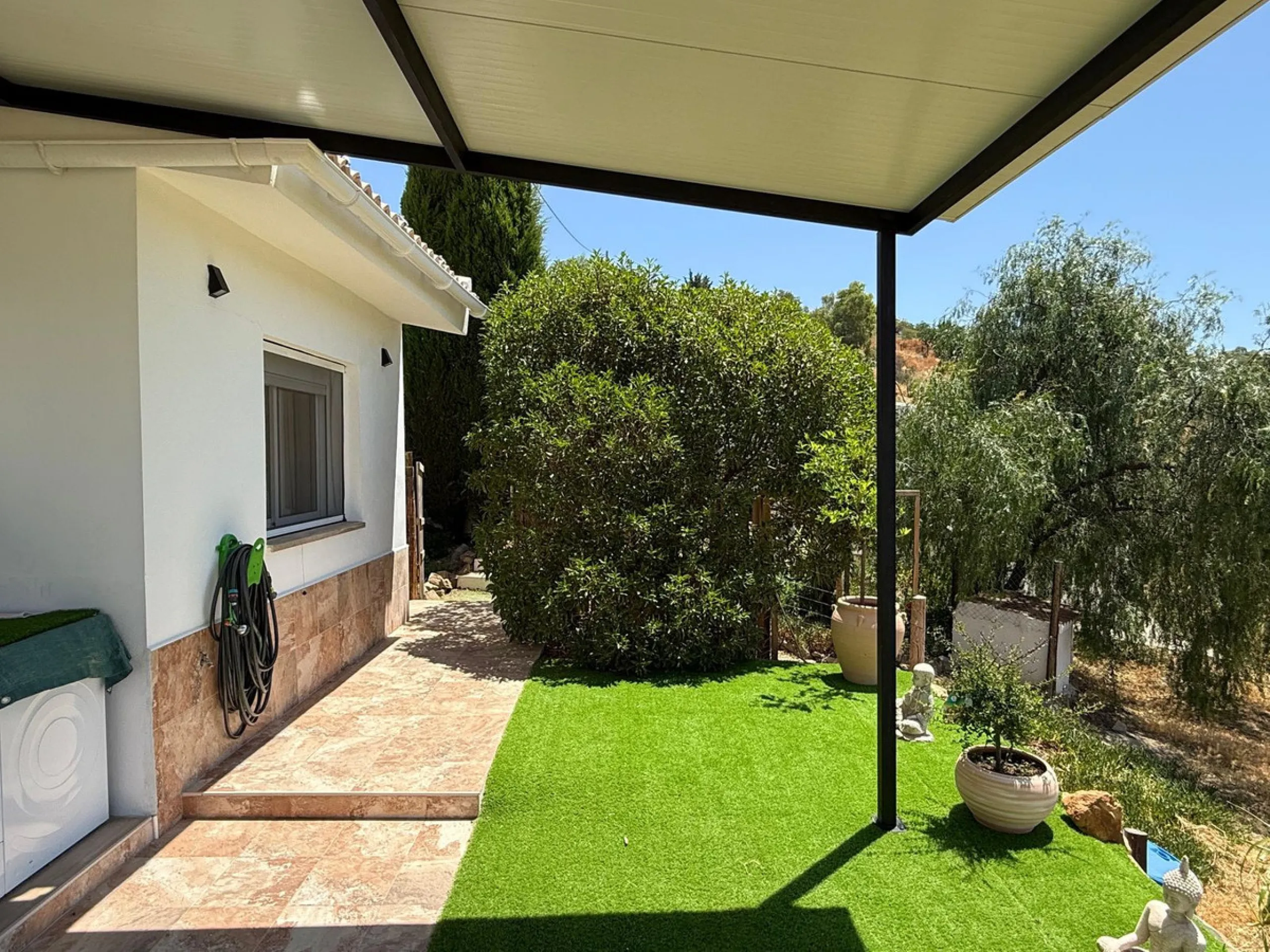 SPECTACULAR ESTATE WITH THREE INDEPENDENT HOUSES AND A STUDIO ON MORE THAN 6,000 m² OF FENCED LAND