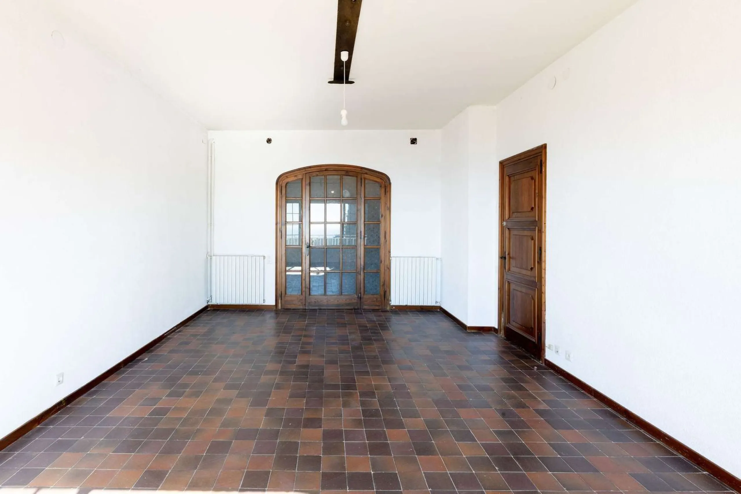 Exclusiva finca con tres viviendas, vistas al mar y gran parcela en Cabrera de Mar