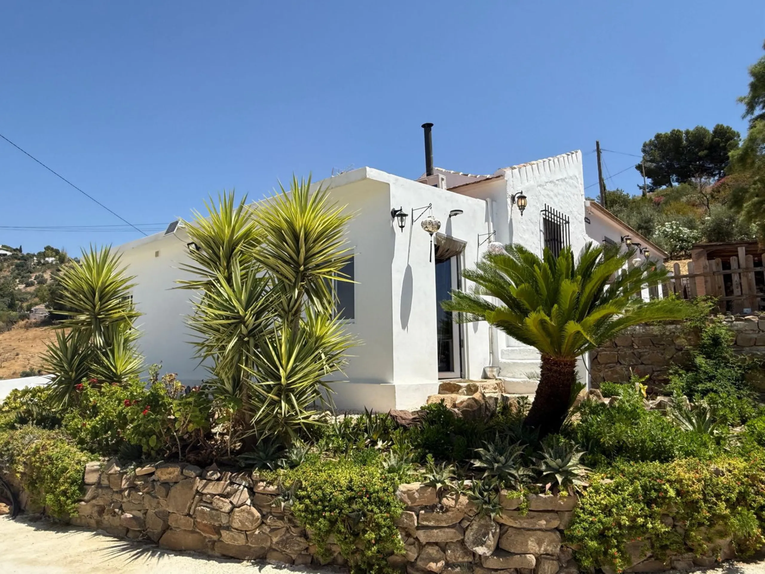 SPECTACULAR ESTATE WITH THREE INDEPENDENT HOUSES AND A STUDIO ON MORE THAN 6,000 m² OF FENCED LAND