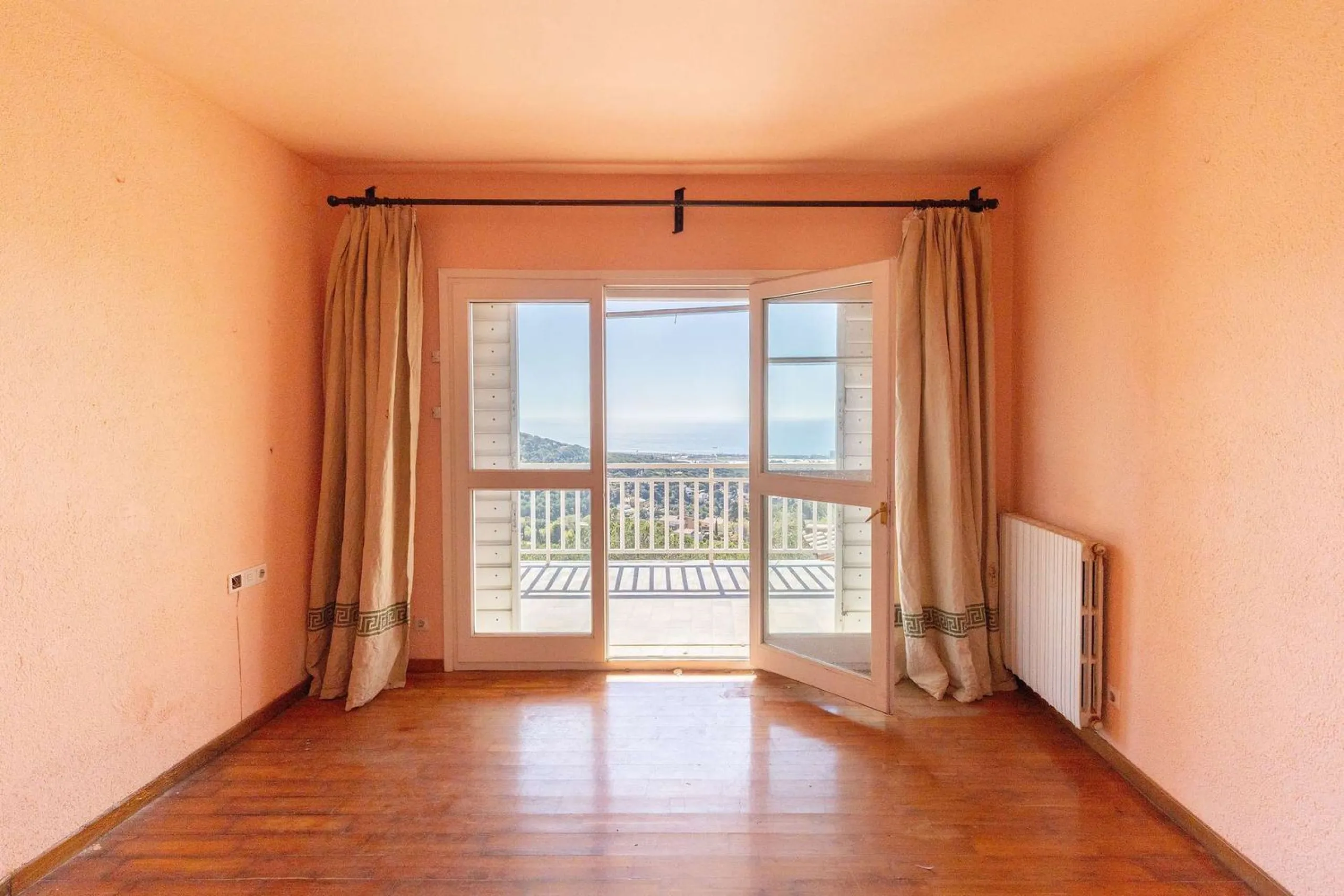 Exclusiva finca con tres viviendas, vistas al mar y gran parcela en Cabrera de Mar
