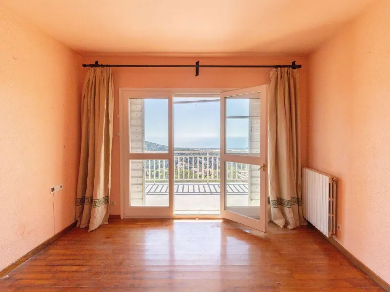 Exclusiva finca con tres viviendas, vistas al mar y gran parcela en Cabrera de Mar
