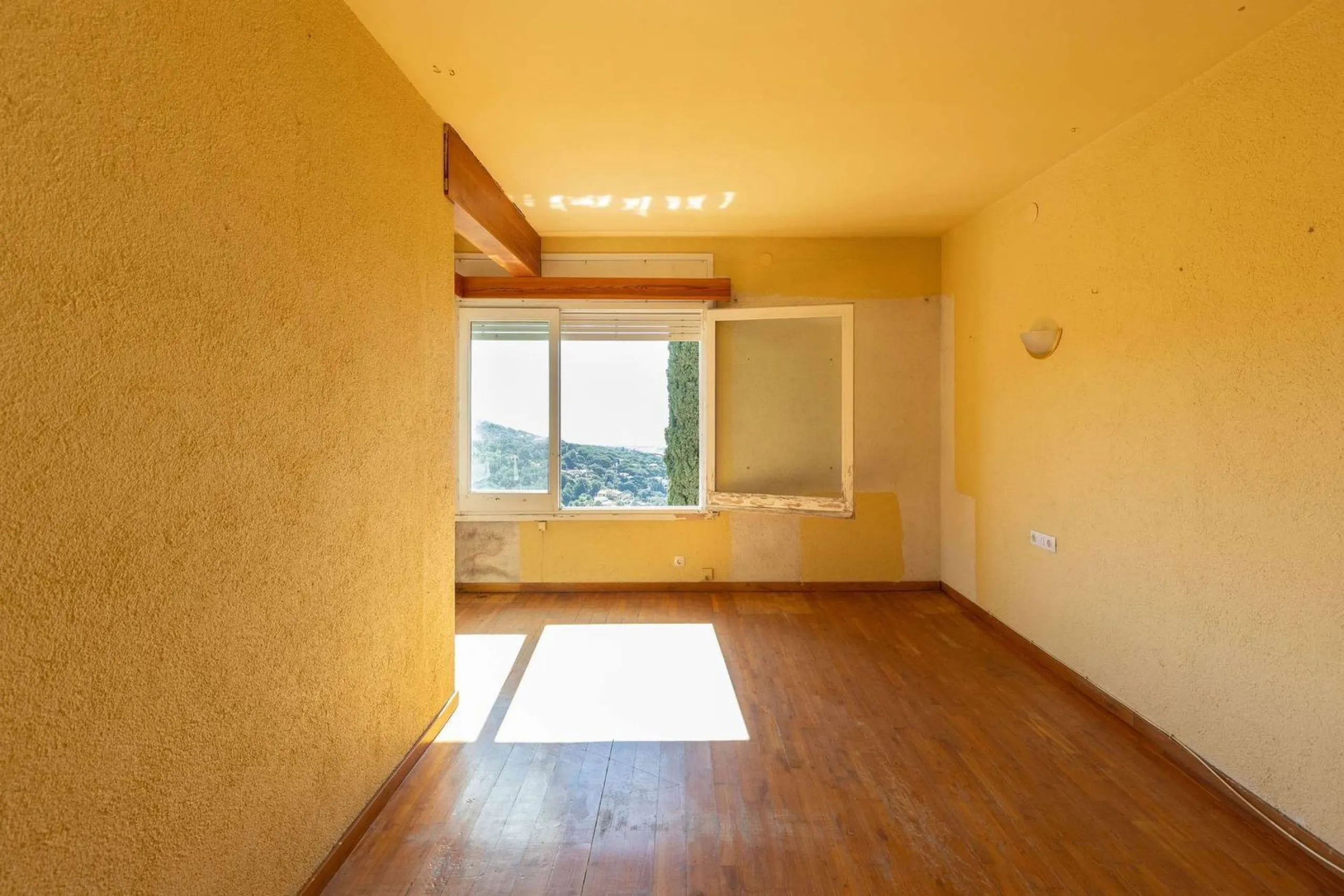 Exclusiva finca con tres viviendas, vistas al mar y gran parcela en Cabrera de Mar
