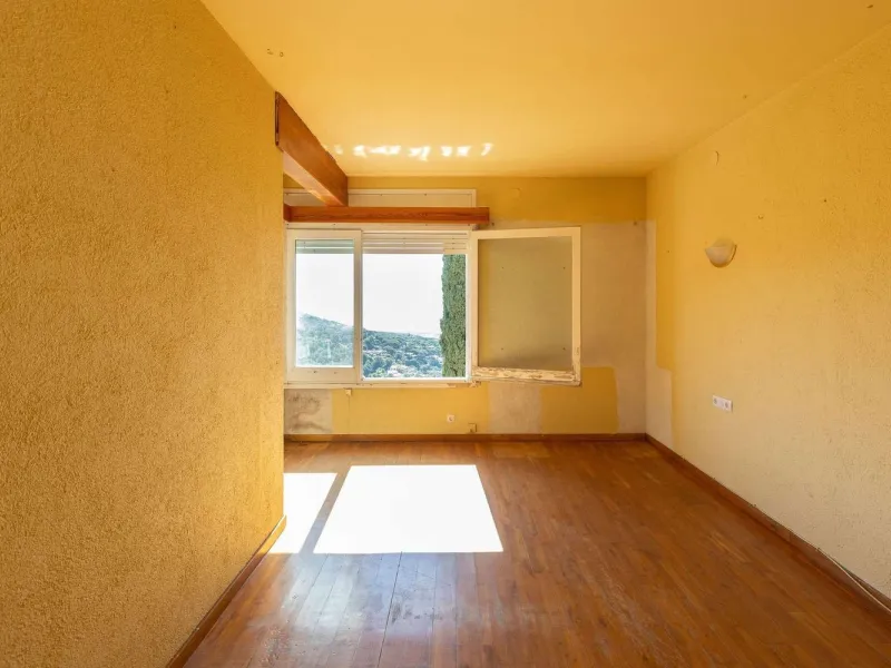 Exclusiva finca con tres viviendas, vistas al mar y gran parcela en Cabrera de Mar