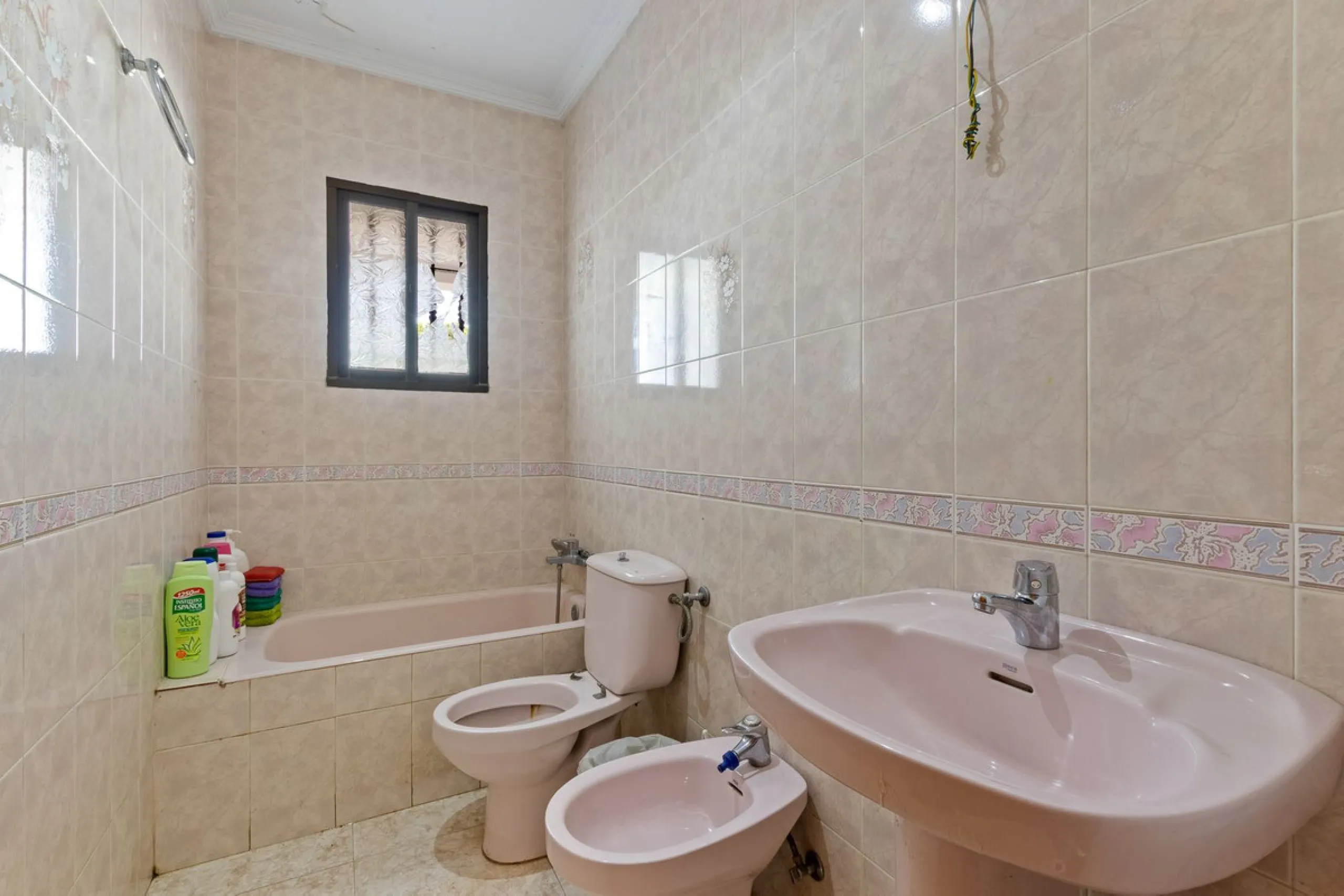 House - Detached Villa в продаже в Alhaurín de la Torre, Málaga. В доме 4 спален и 2 ванных комнат. Площадь дома 290 м². Площадь участка 1500 м²
