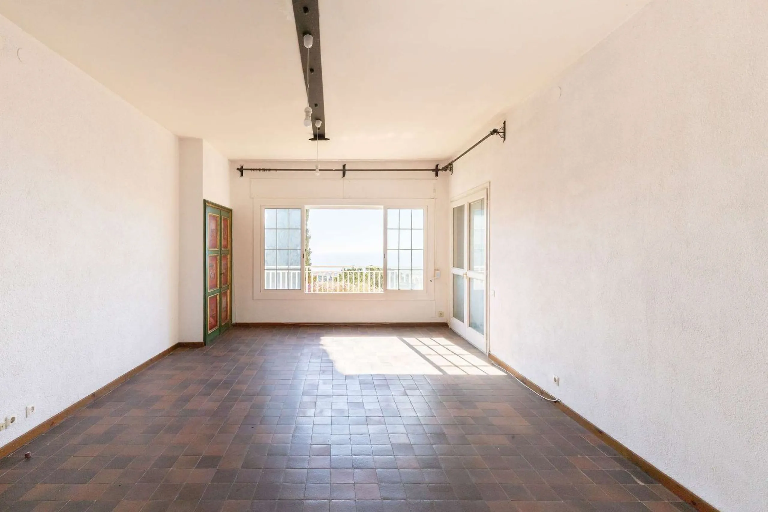 Exclusiva finca con tres viviendas, vistas al mar y gran parcela en Cabrera de Mar