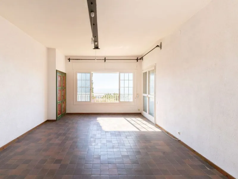Exclusiva finca con tres viviendas, vistas al mar y gran parcela en Cabrera de Mar