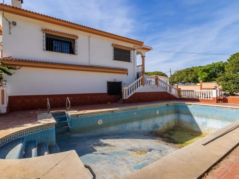House - Detached Villa в продаже в Alhaurín de la Torre, Málaga. В доме 4 спален и 2 ванных комнат. Площадь дома 290 м². Площадь участка 1500 м²
