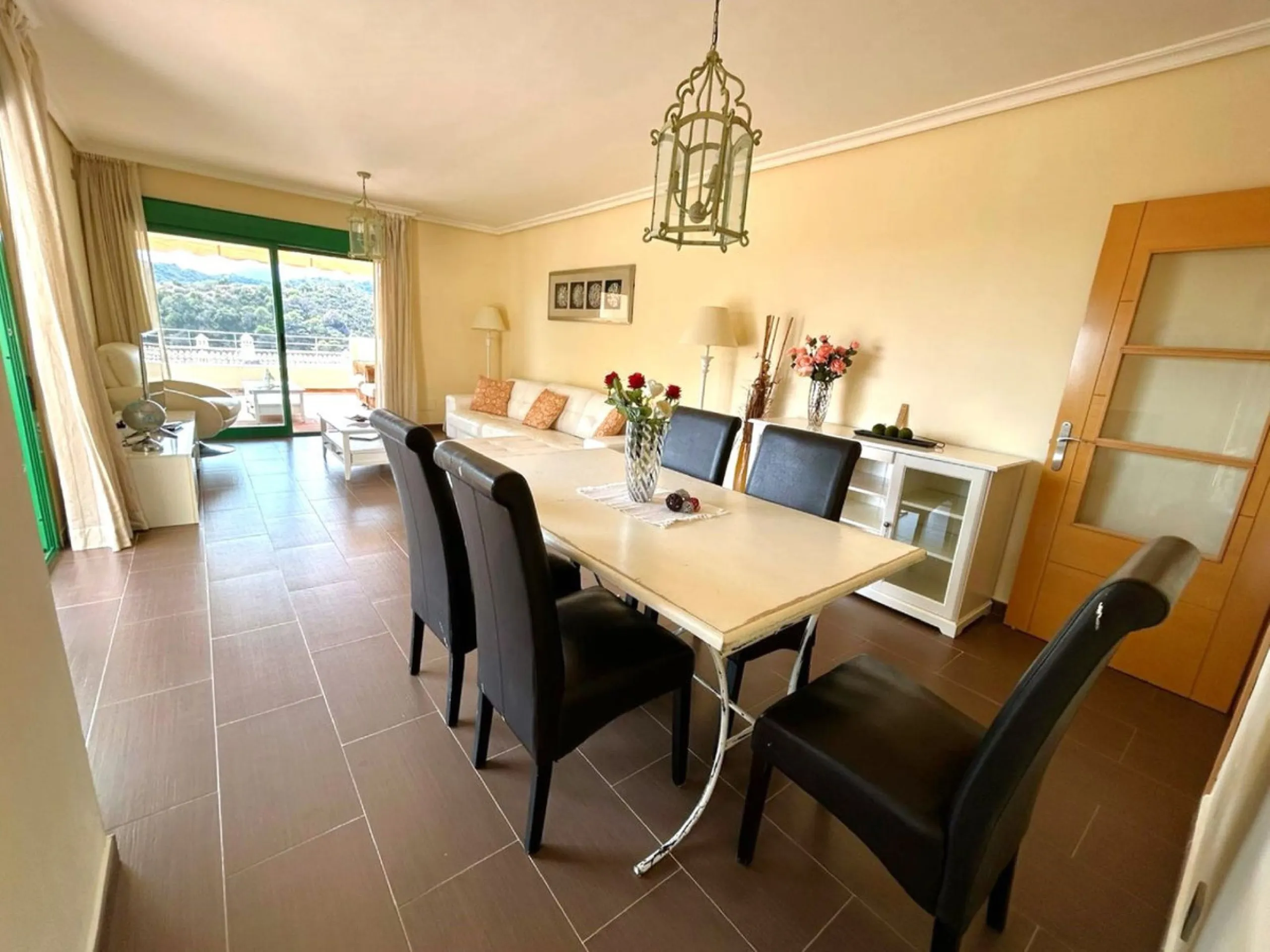Located in Selwo, Estepona, this bright corner apartment, built in 2007, is set within a peaceful and well-maintained community. It features 2 double bedrooms, 2 bathrooms, and a spectacular south and west-facing terrace, perfect for enjoying the spacious