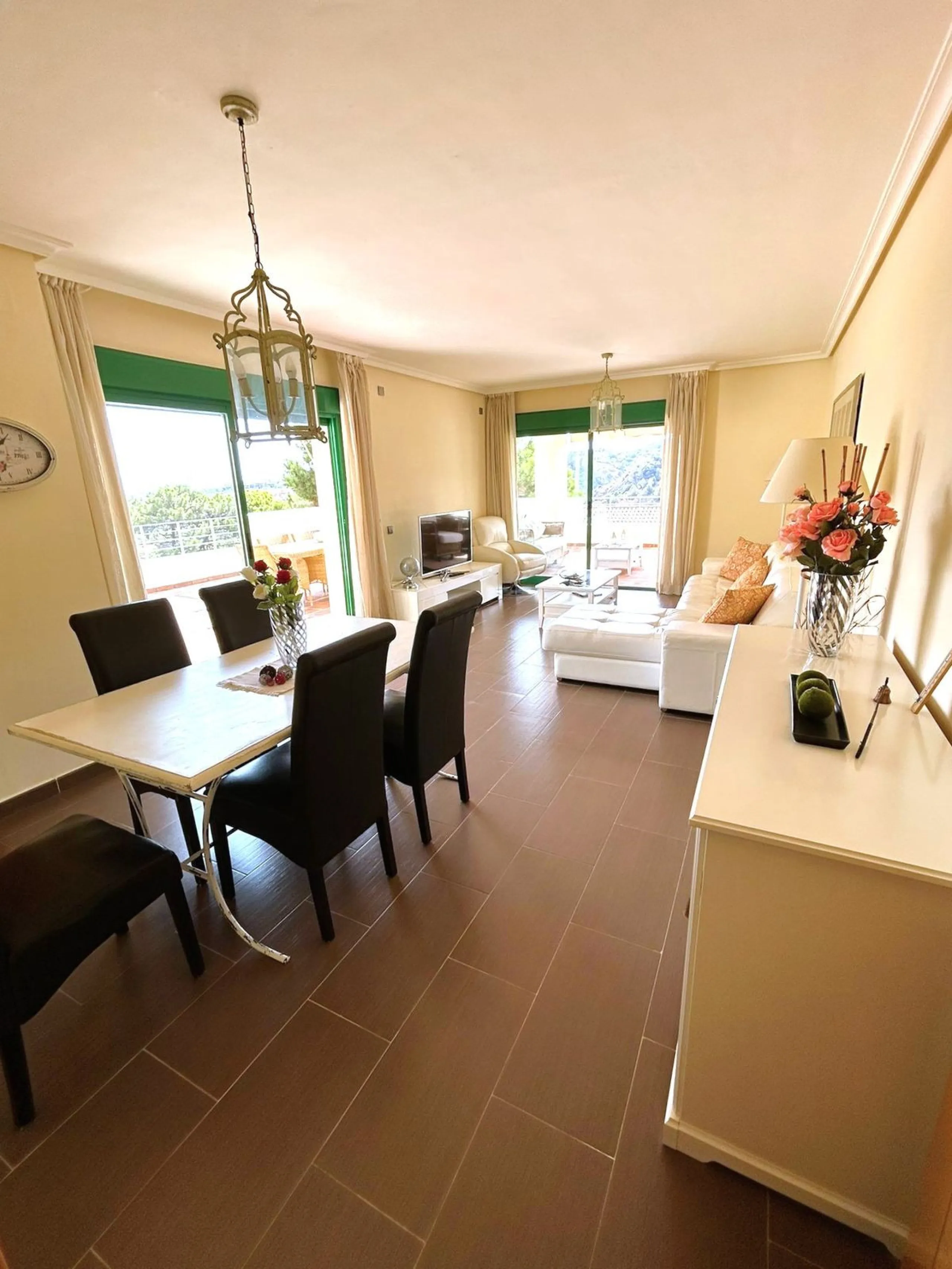 Located in Selwo, Estepona, this bright corner apartment, built in 2007, is set within a peaceful and well-maintained community. It features 2 double bedrooms, 2 bathrooms, and a spectacular south and west-facing terrace, perfect for enjoying the spacious
