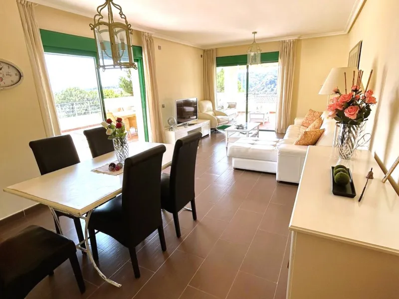 Located in Selwo, Estepona, this bright corner apartment, built in 2007, is set within a peaceful and well-maintained community. It features 2 double bedrooms, 2 bathrooms, and a spectacular south and west-facing terrace, perfect for enjoying the spacious