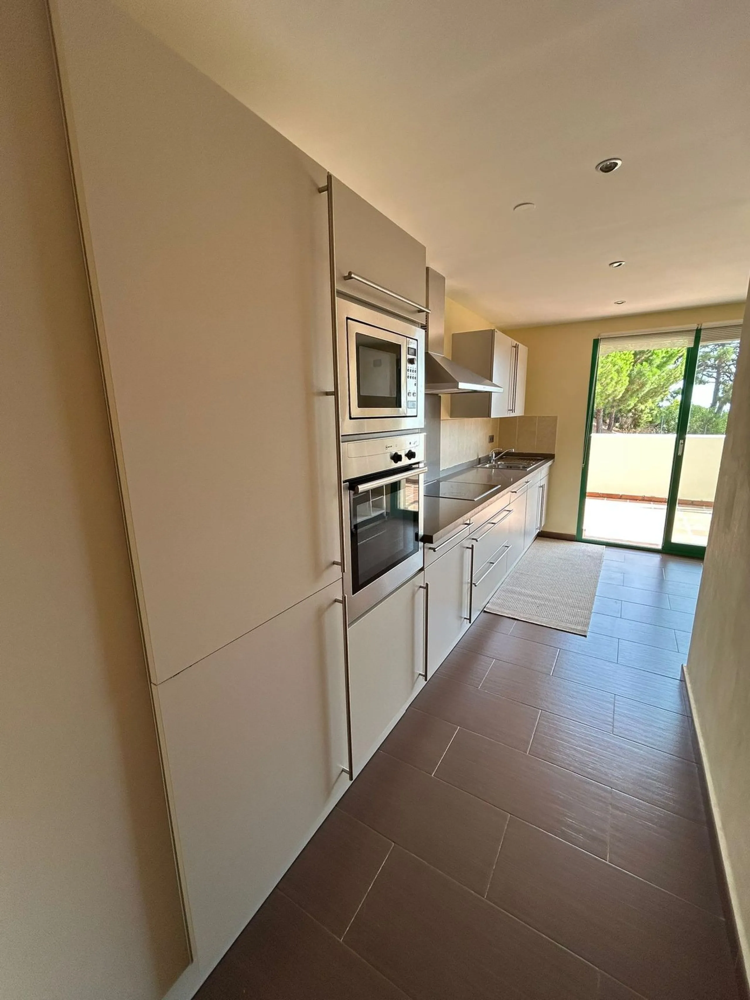 Located in Selwo, Estepona, this bright corner apartment, built in 2007, is set within a peaceful and well-maintained community. It features 2 double bedrooms, 2 bathrooms, and a spectacular south and west-facing terrace, perfect for enjoying the spacious